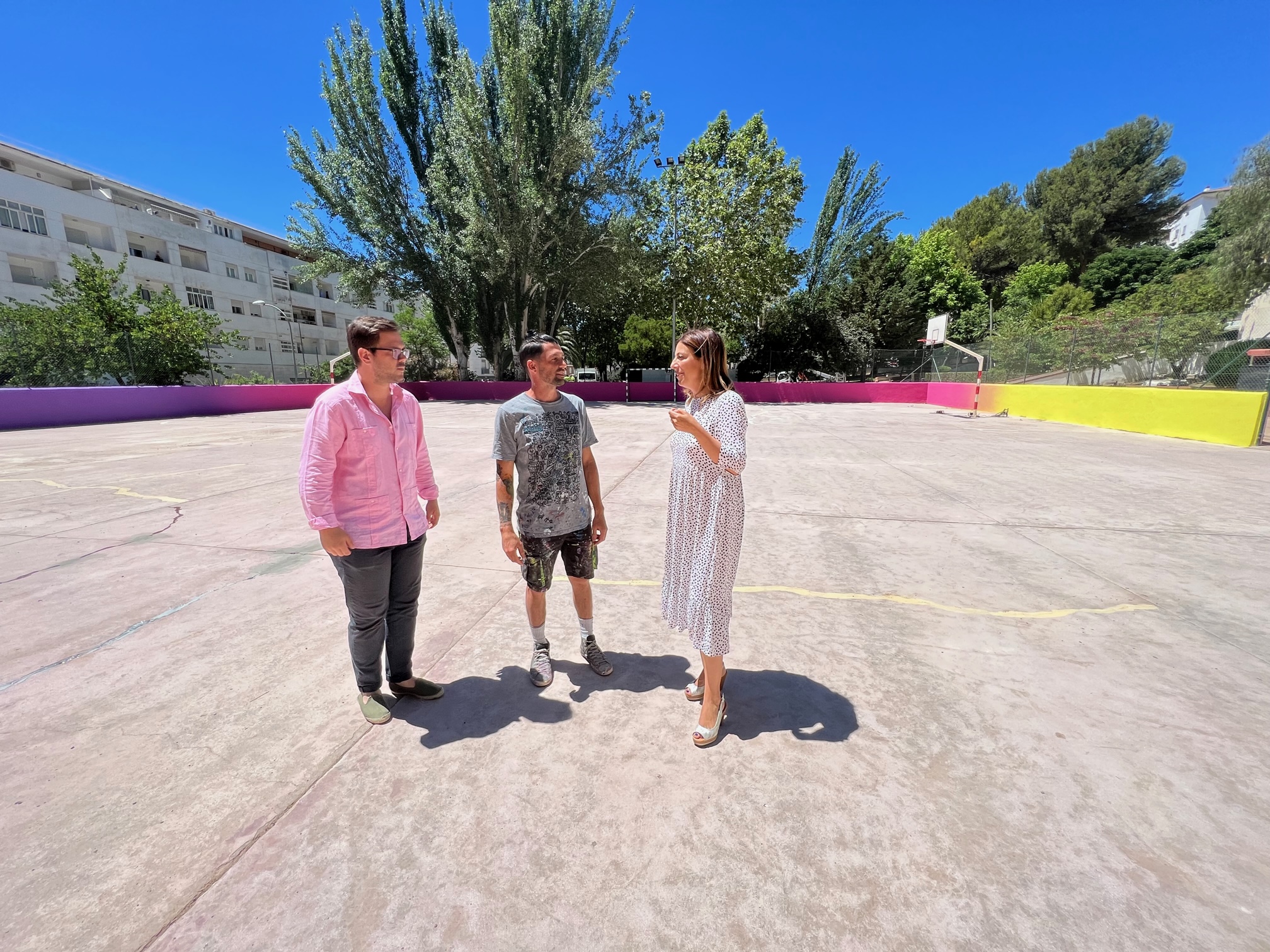 La alcaldesa, junto al edil de Turismo y el artista en la superficie que será pintada.
