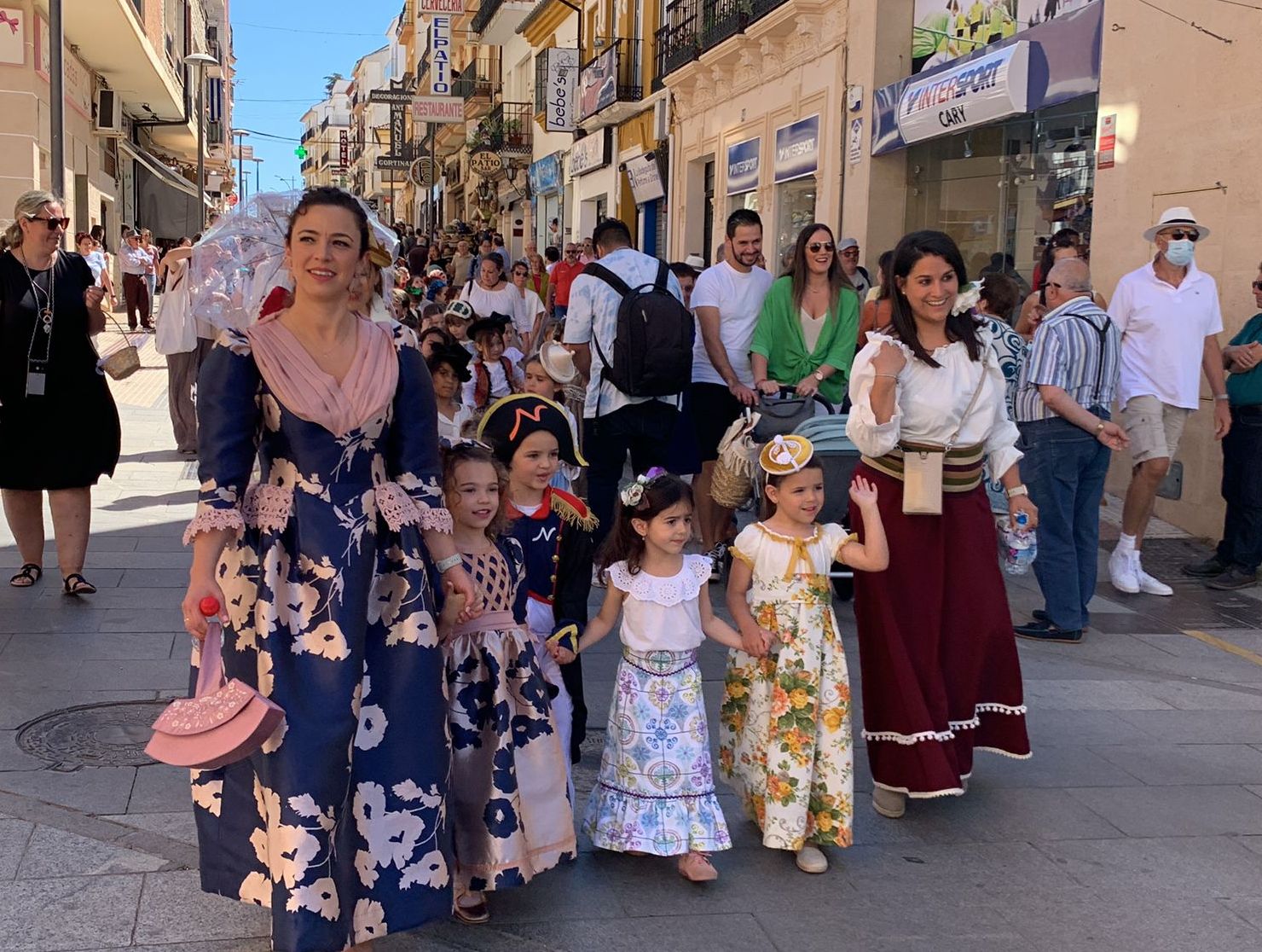 Niños y profesores vestidos con los trajes de época han paseado por las calles rondeñasx.