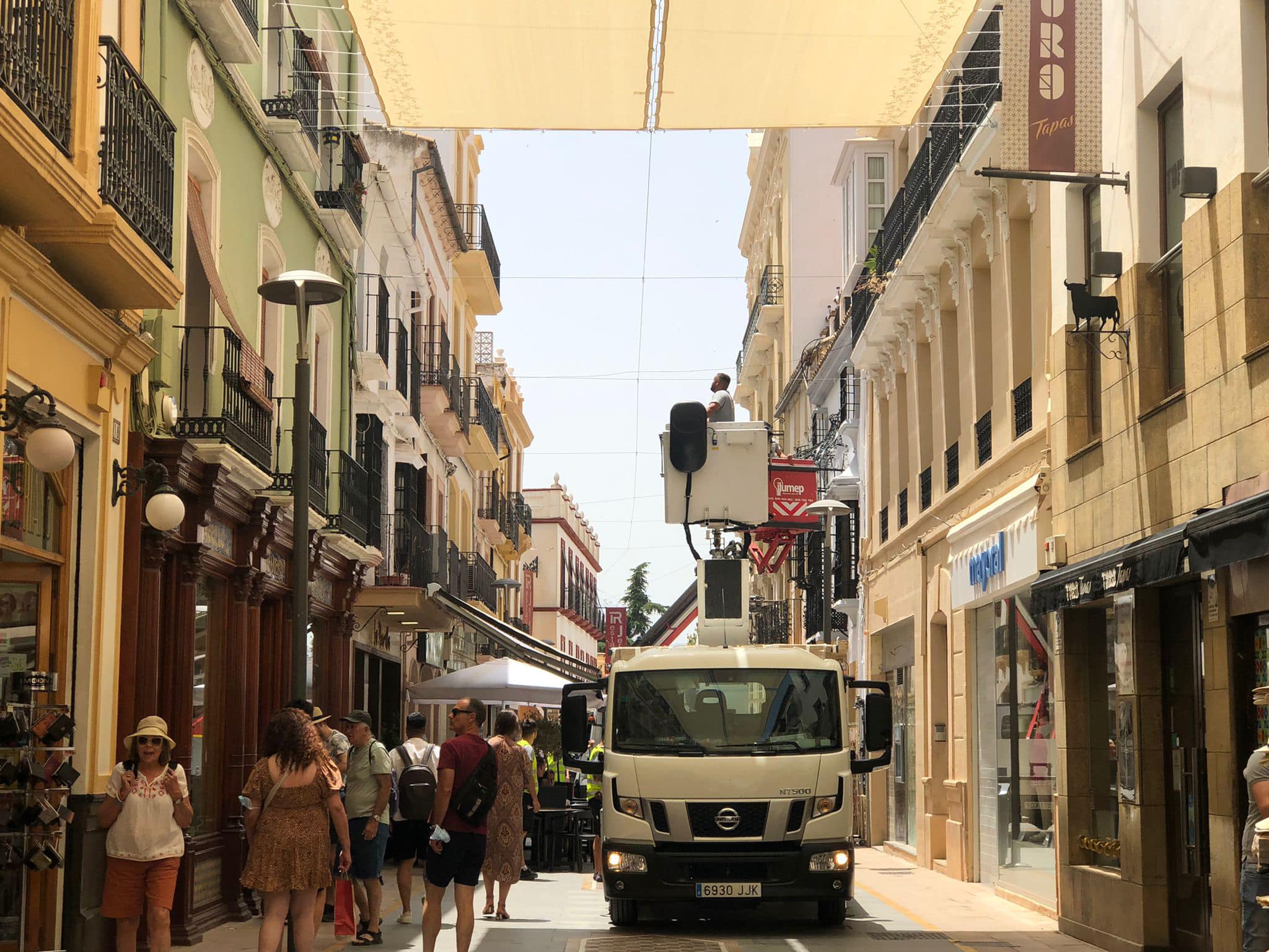Comienza la instalación de los toldos para dar sombra en la calle de La Bola