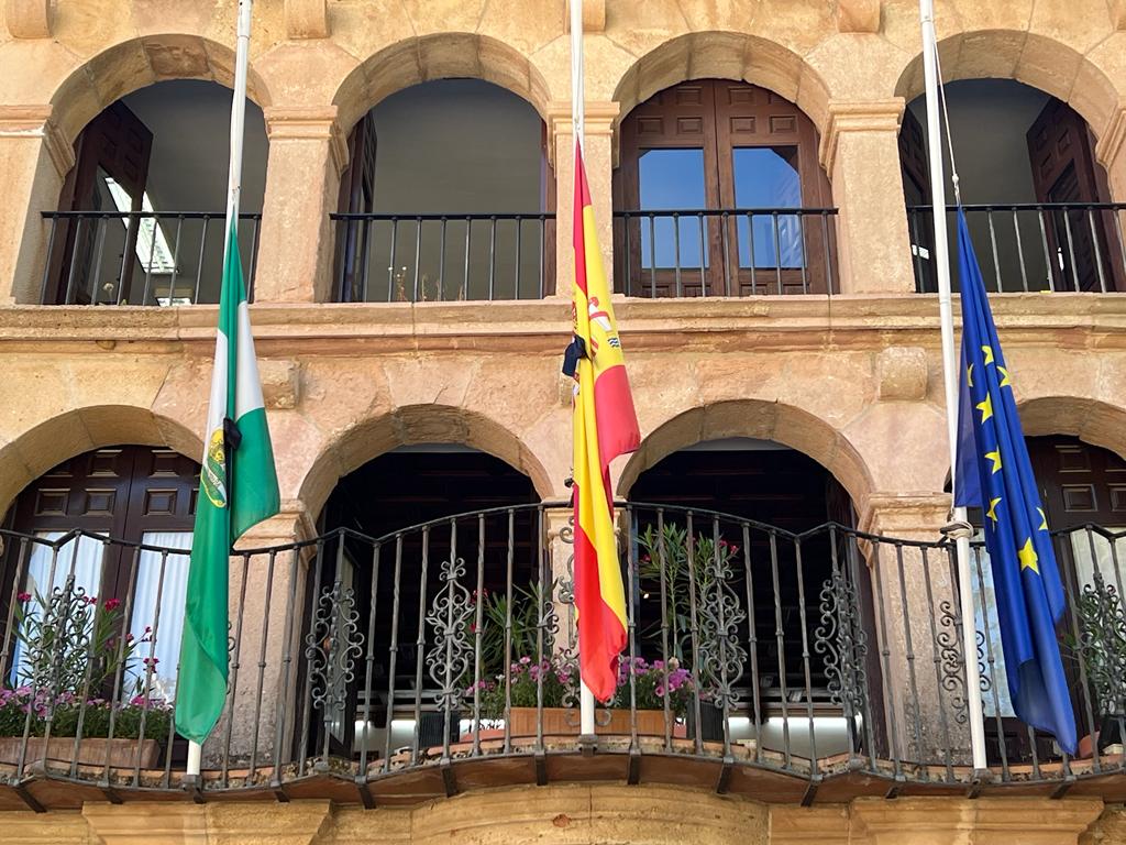 Ls banderas del Ayuntamiento ondean a meda asta en señal de luto.