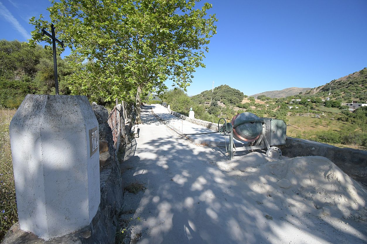 Las obras de mejora ya han comzado en este camino de Alpandeire.