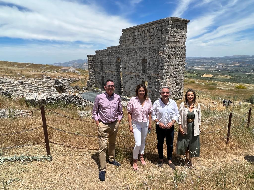 Bendodo junto a Fernández, Castilla y Conde en el Yacimiento de Acinipo.