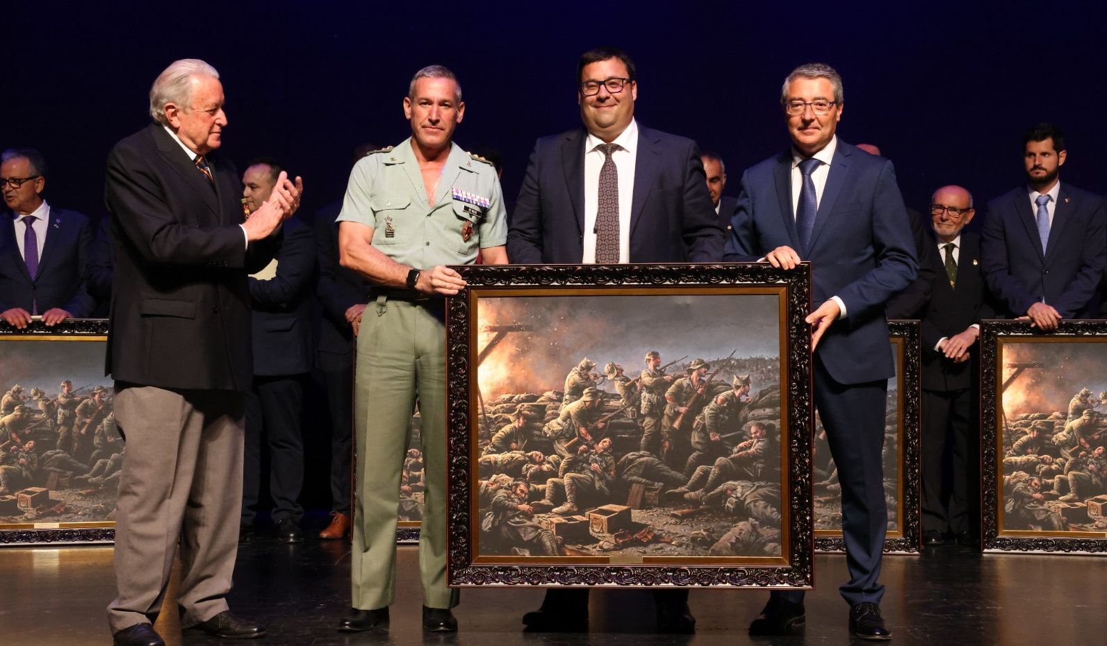 Manuel Guerrero, de la Junta de Gobierno de la Hermandad, recogió el cuadro de la Diputación.