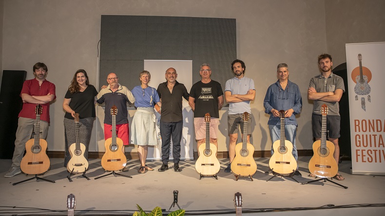 Foto de familia de los,participantes en la última gala del festival.