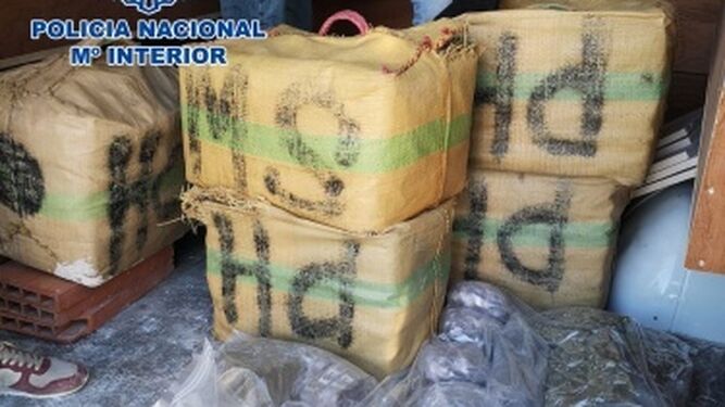 Desmantelan en Ronda y Arriate una guardería de droga con 360 kilos de hachís y un fusil de asalto