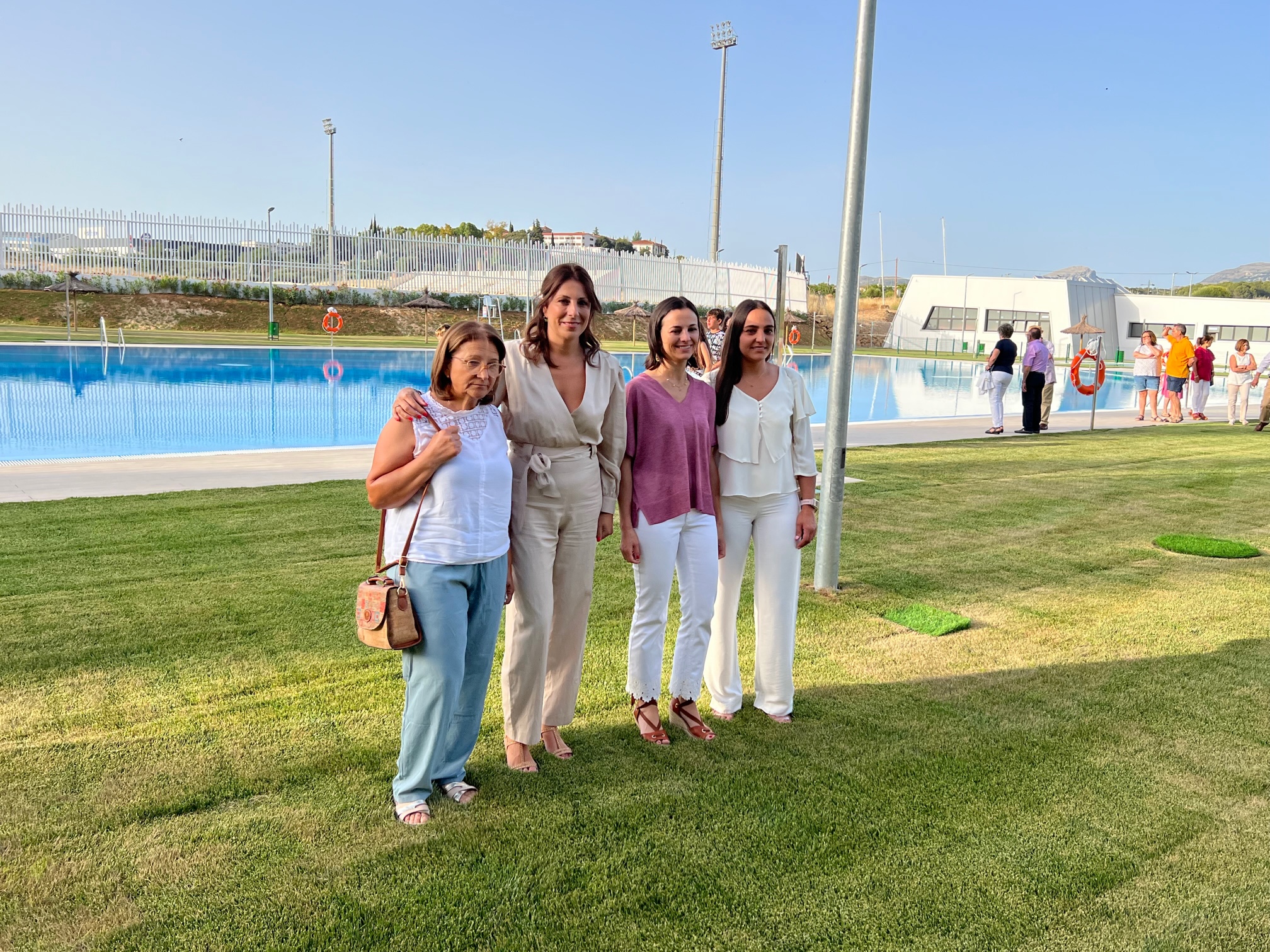 La alcaldesa junto a la esposa e hijas de Manolo López en la nueva piscina.