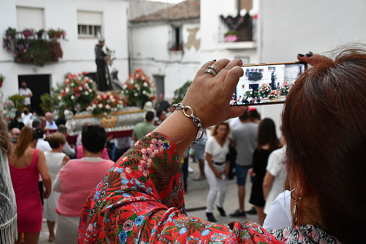 Los vecinos pasearon al santo por las calles del pueblo.