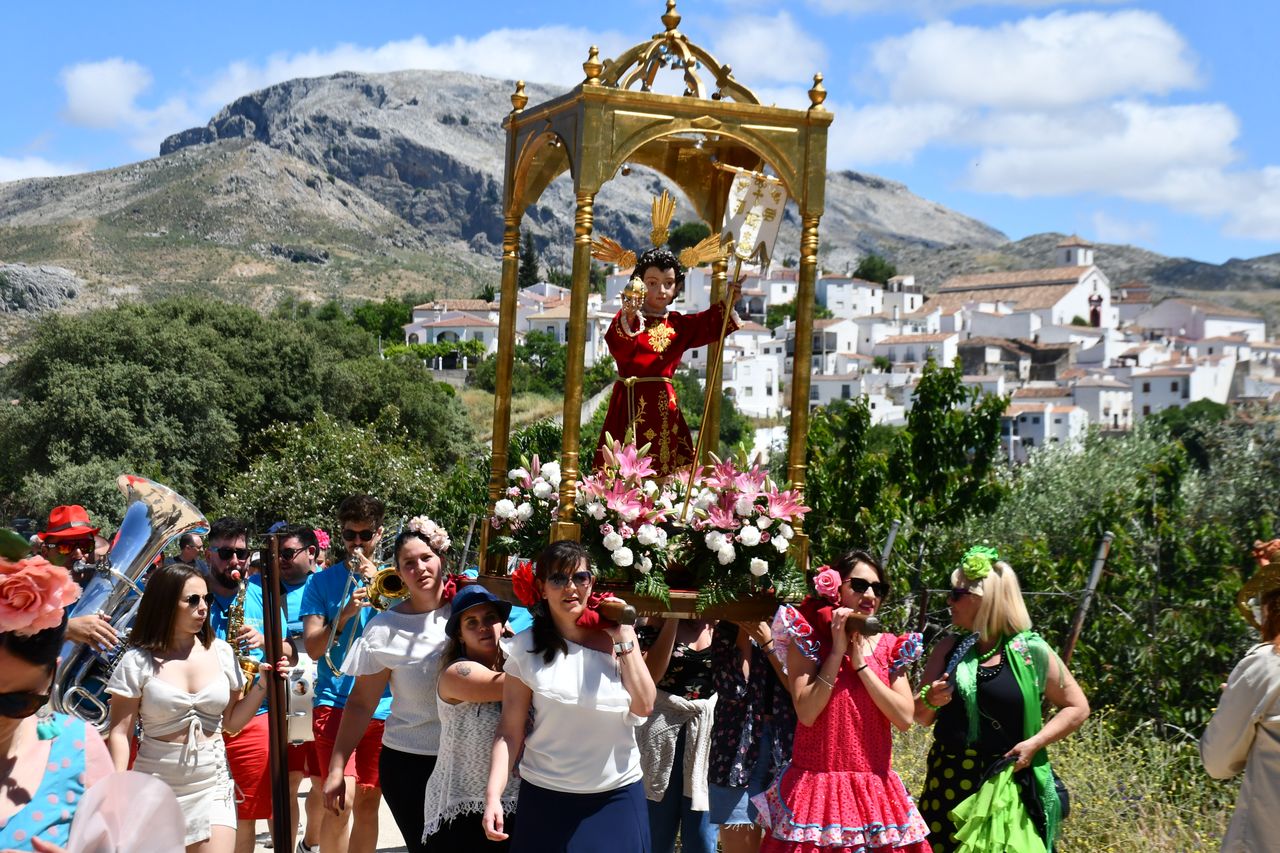Mujeres del pueblo serrano portando las andas del Niño Jesús.
