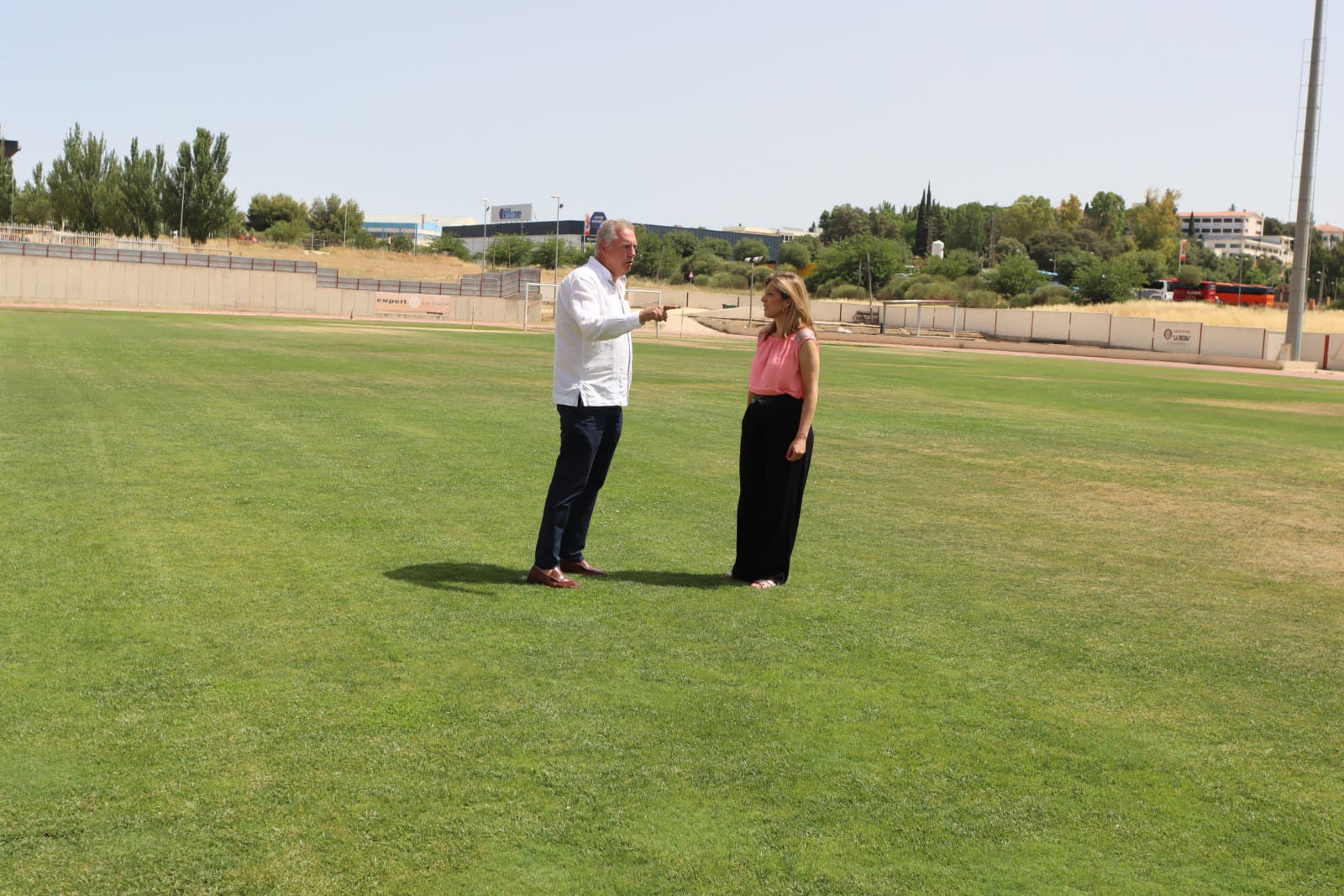 Los concejales de Contratación y Deportes en las nuevas instalaciones.