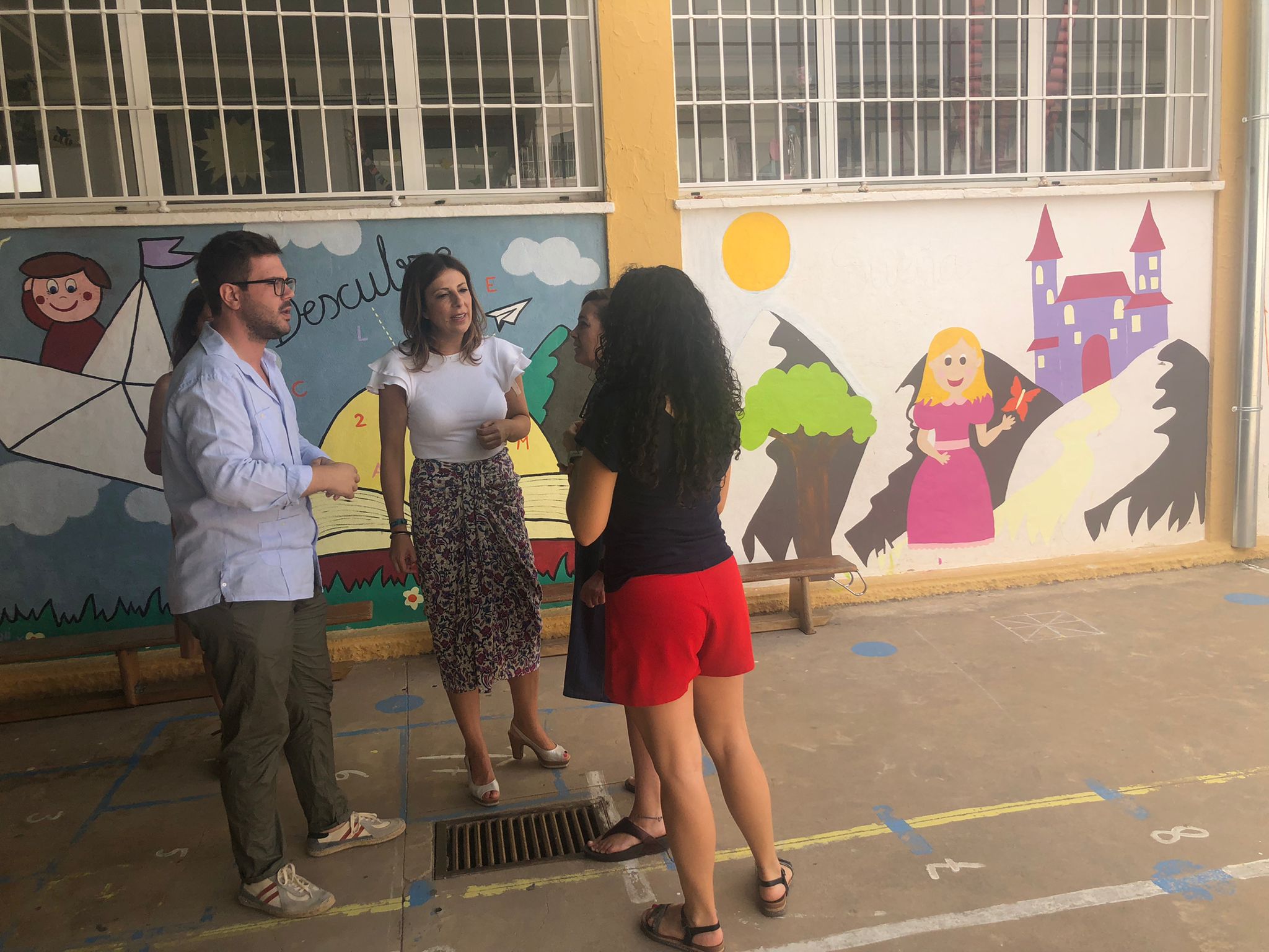 La alcaldesa y el edil de Educación en el colegio Vicente Espinel.