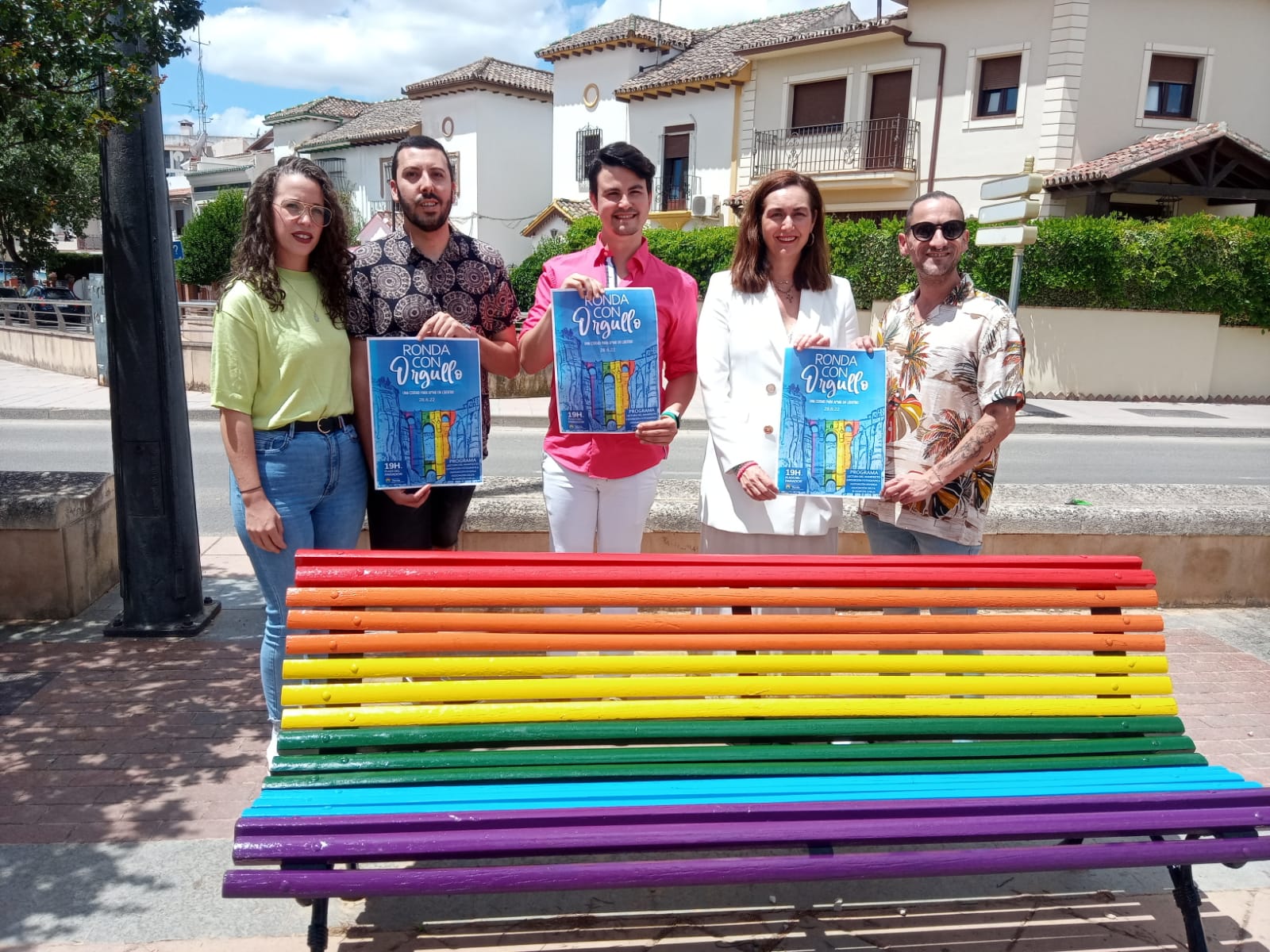 El Ayuntamiento ha pintado un banco de forma multicolor en avenida Martínez Astein.