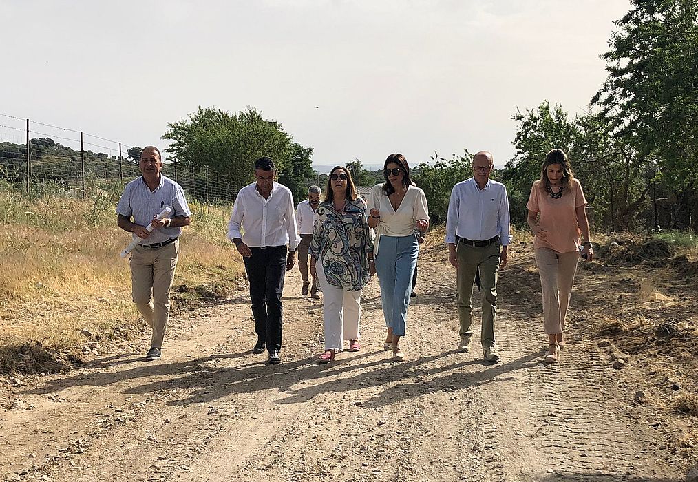 La viceconsejera ha recorrido uno de los caminos junto a la alcaldesa y otras autoridades.