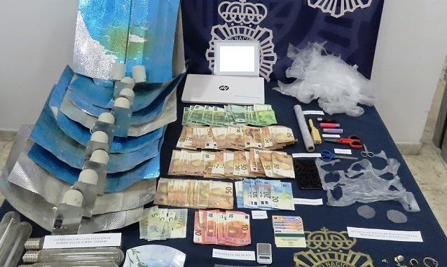 Drogas y dinero intervenido durante la operación policial.