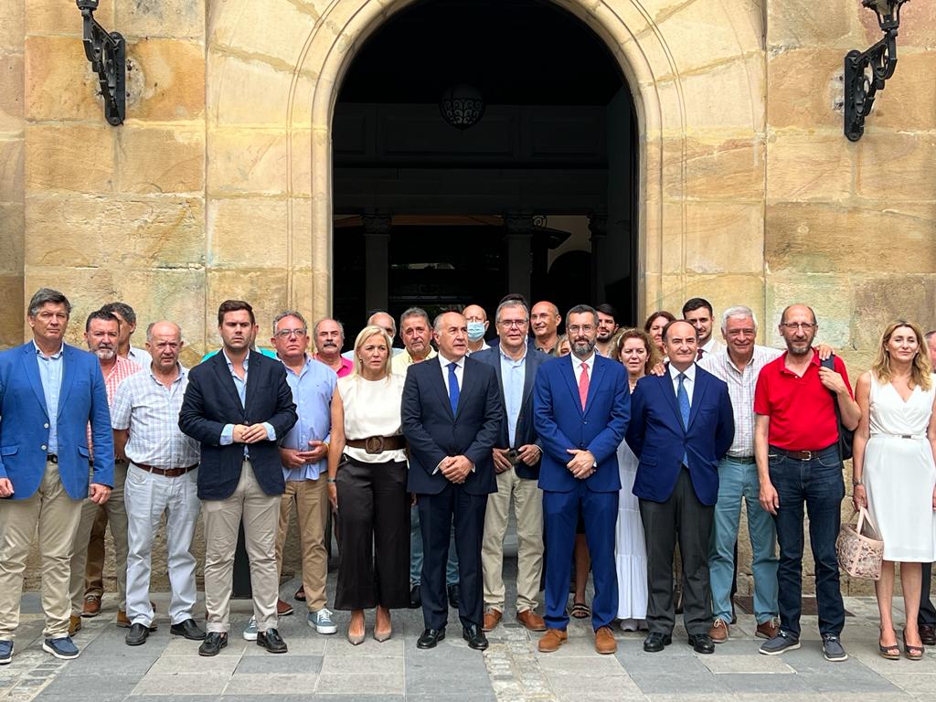 Alcaldes y representantes de los municipios afectados por los recortes de los trenes.