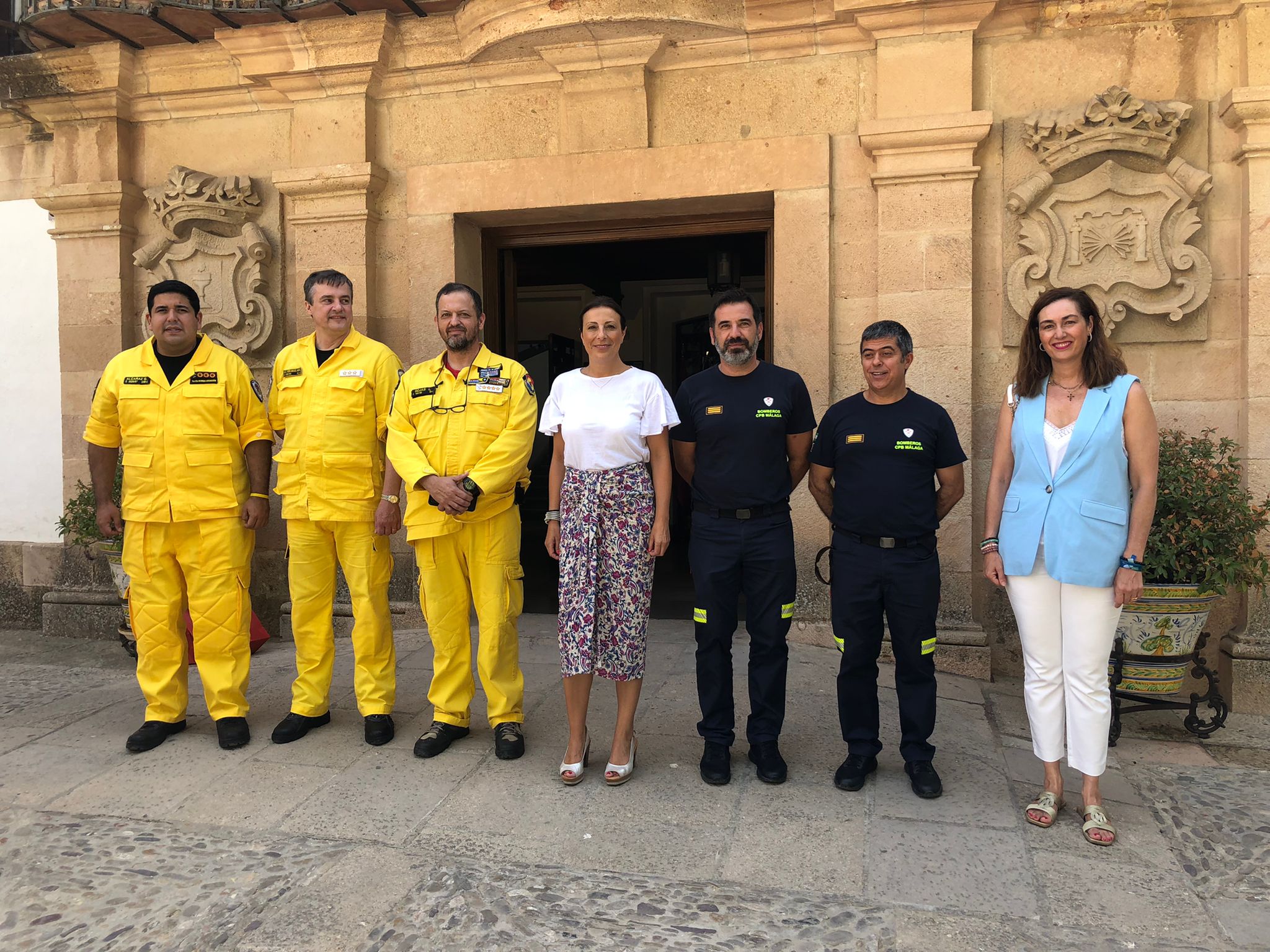 Los bomberos han sido recibidos por la alcaldesa en el Ayuntamiento.