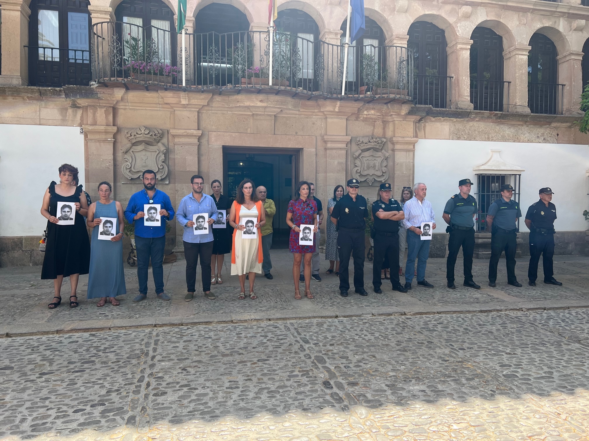 Minuto de silencio en las puertas del Ayuntamiento en memoria de Miguel Ángel Blanco