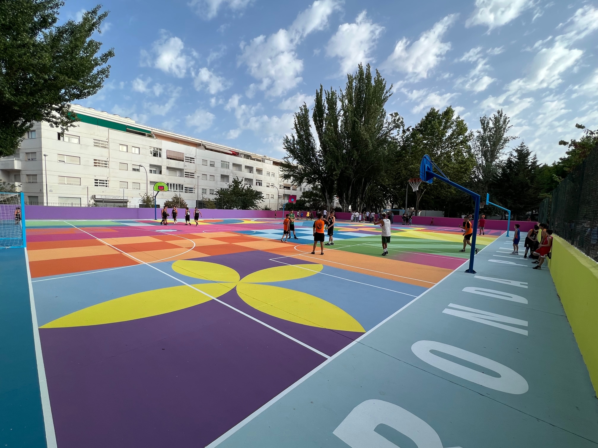 En esta ocasión el mural artísticose ha situado de manera horizontal, sobre la pista.