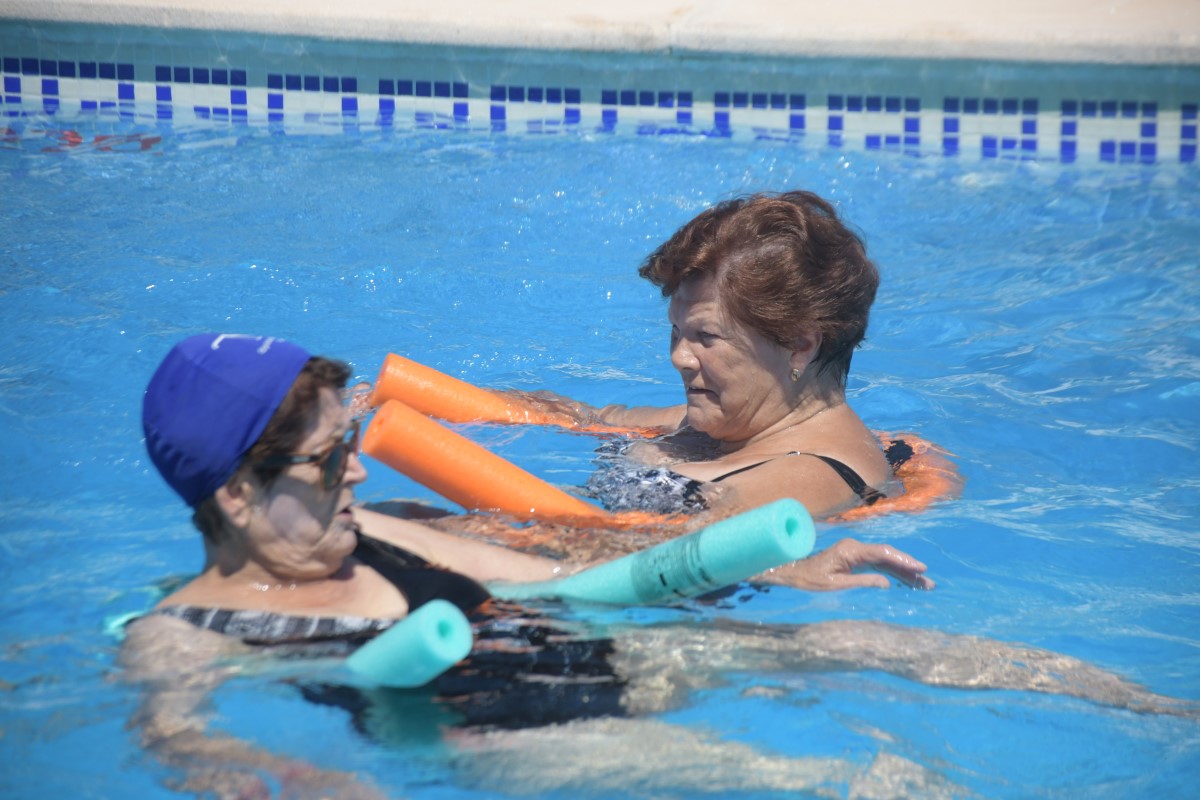 Dos vecinas de un municipio de la Serranía refrescándose en una piscina.