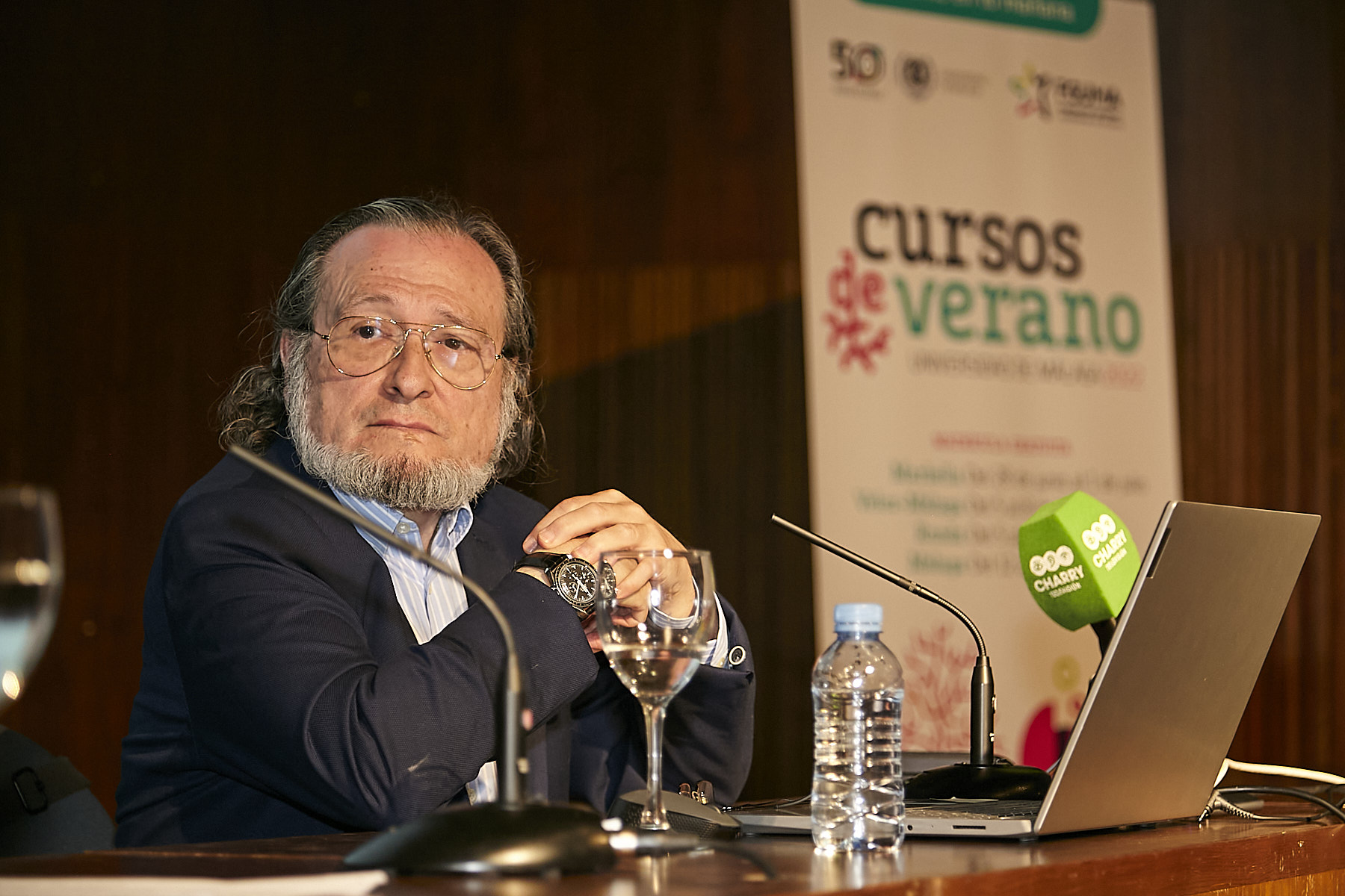 se ha celebrado la conferencia magistral del analista Santiago Niño-Becerra.