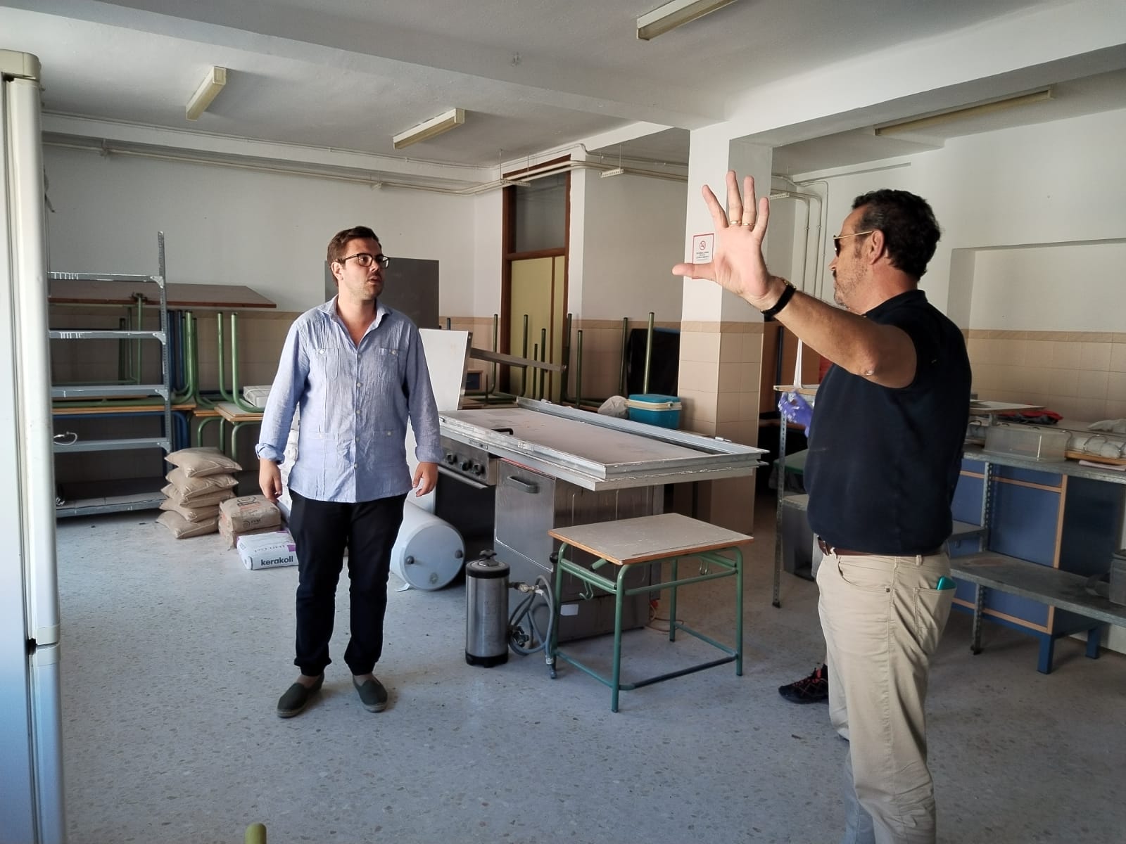 El concejal de Educación en el comedor del colegio Vicente Espinel.