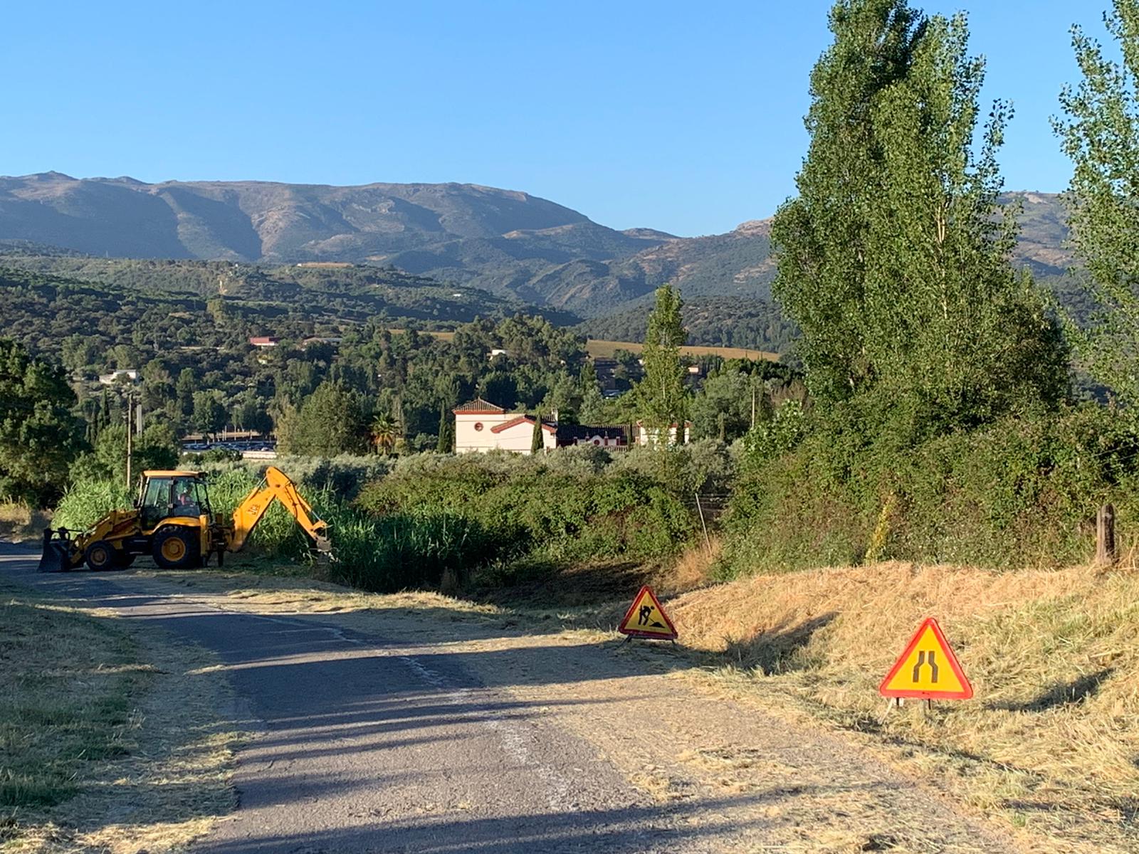Los trabajos de desbroce ya se están realizando en discintos caminos.