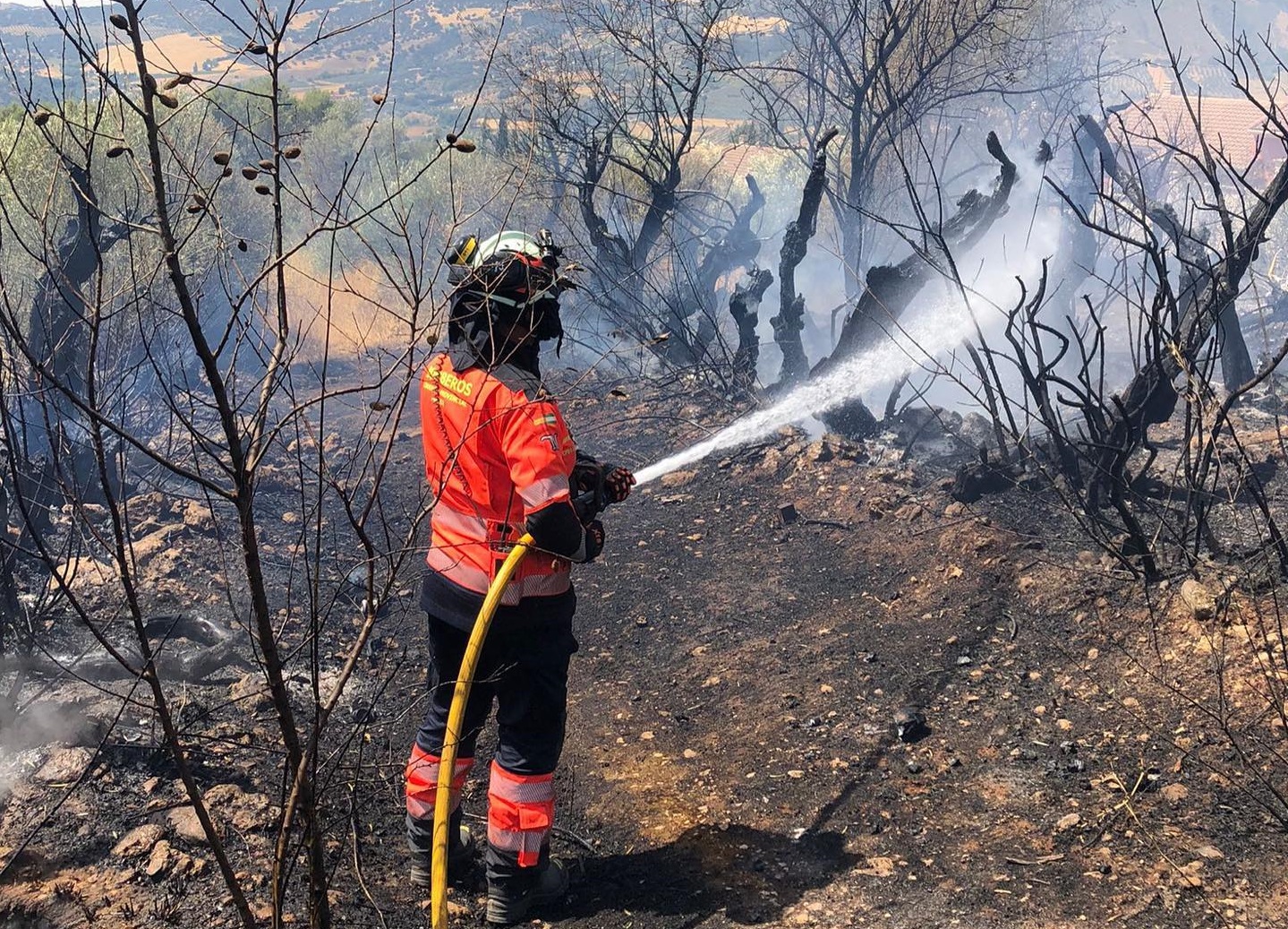 Los bomberos han tenido que apagar el incendio hasta en dos ocasiones.