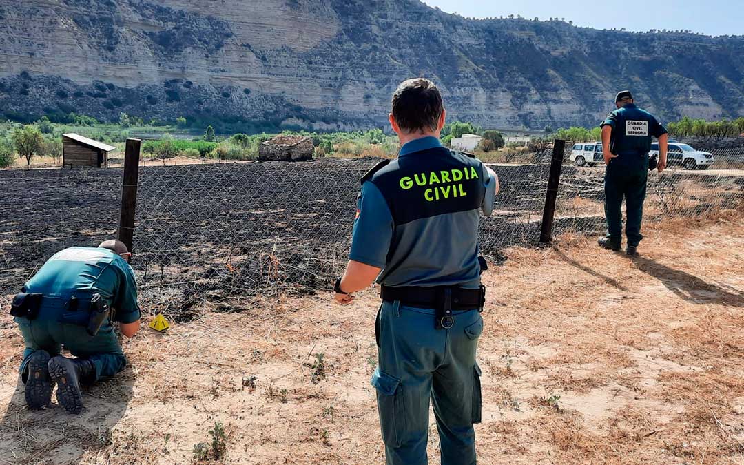 Agentes de la Guardia Civil investigando las posibles causas de un incendio.
