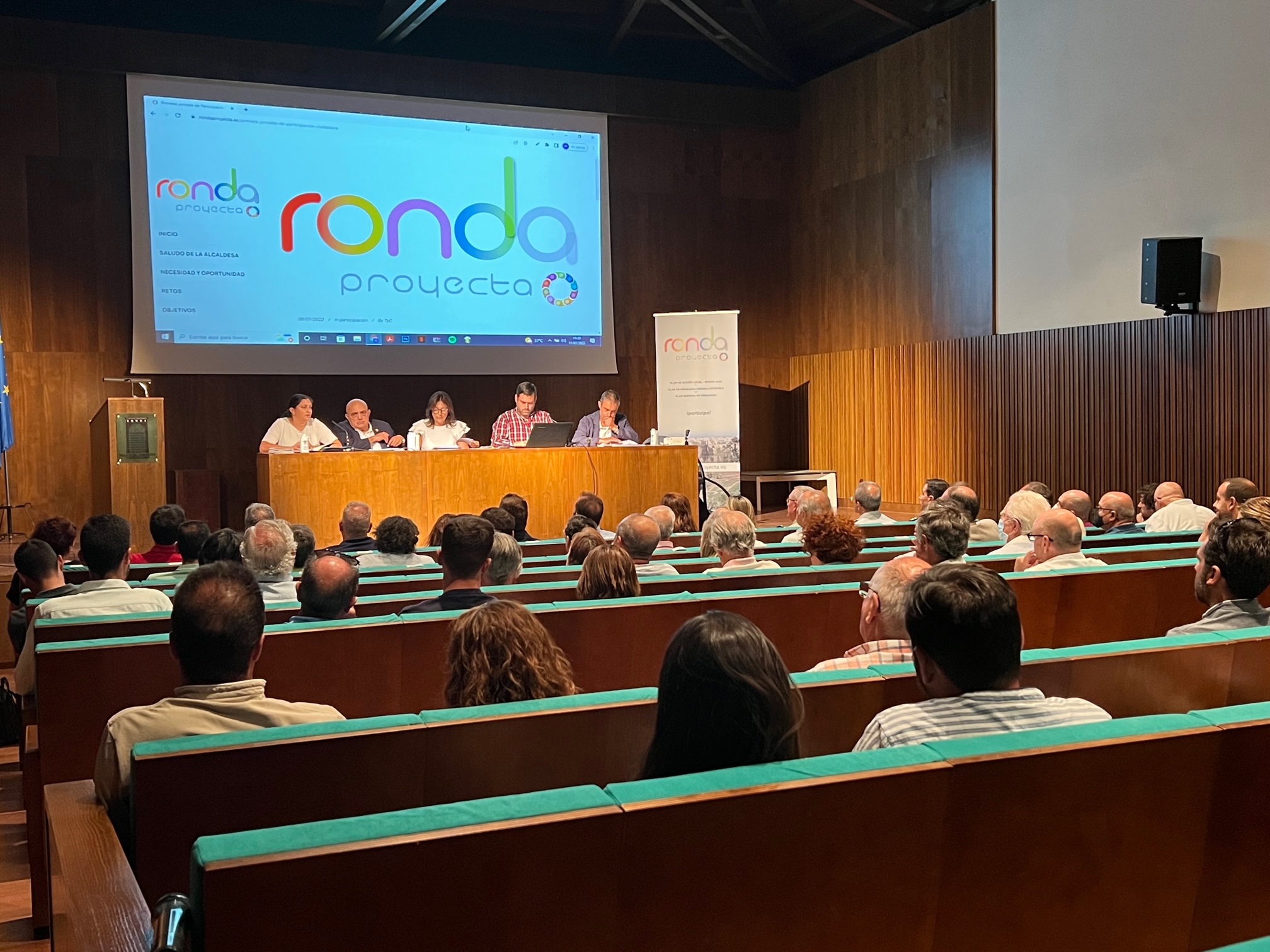 Numerosas personas se han dado cita en este encuentro de análisis del nuevo PGOU.
