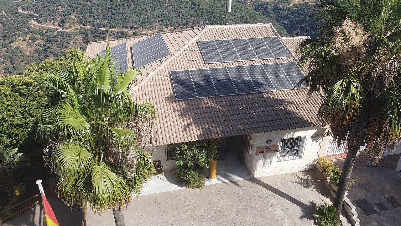Las placas solares y están instaladas en la piscina municipal.