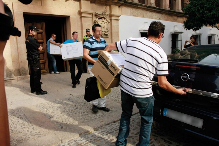 Momento en el que la Policía Judicial se llevó diferente documentación del Ayuntamiento en septiembre de 2011.