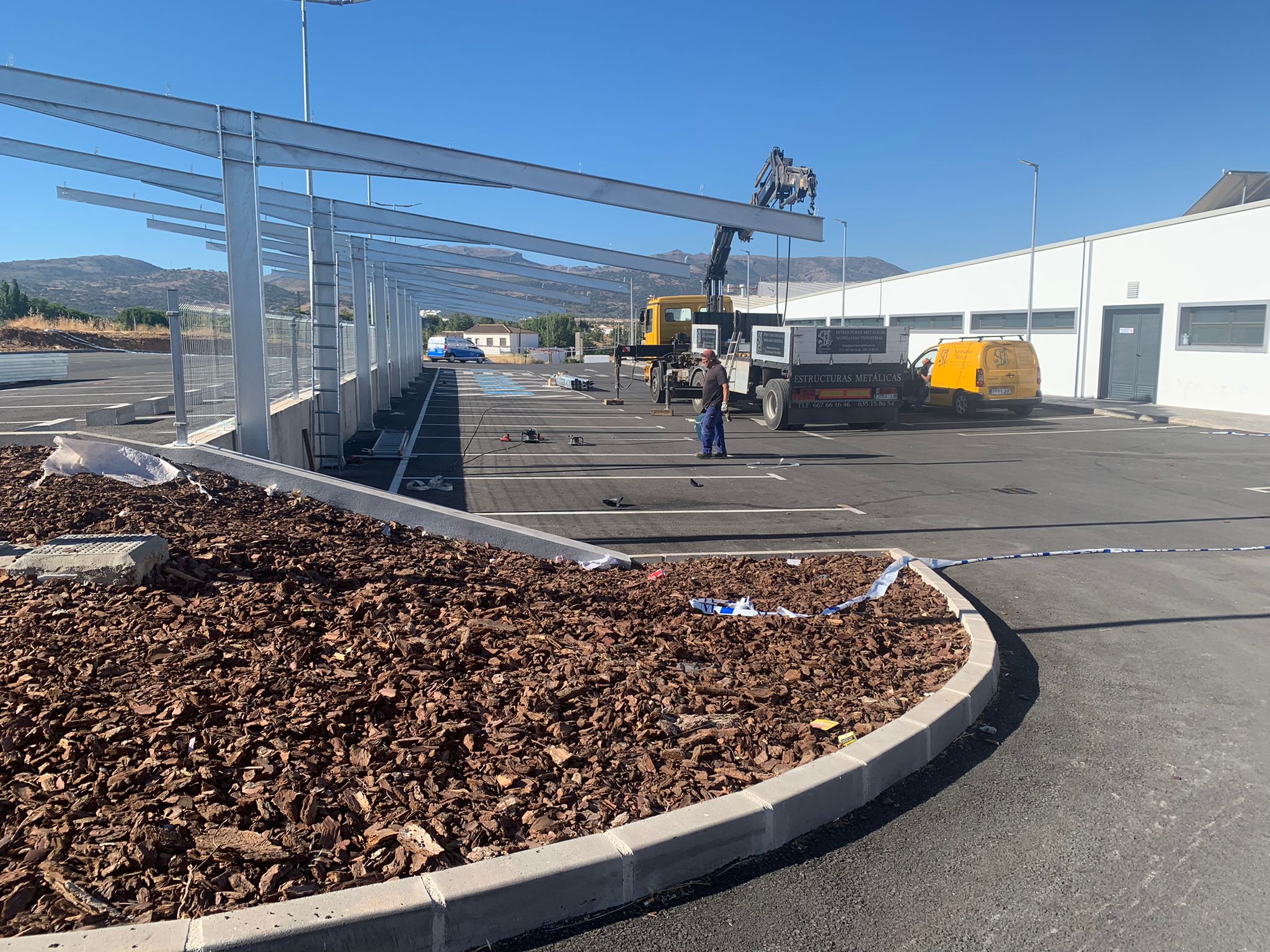 Los trabajos de instalación de la nueva zona de sombras en los aparcamientos ya ha comenzado.
