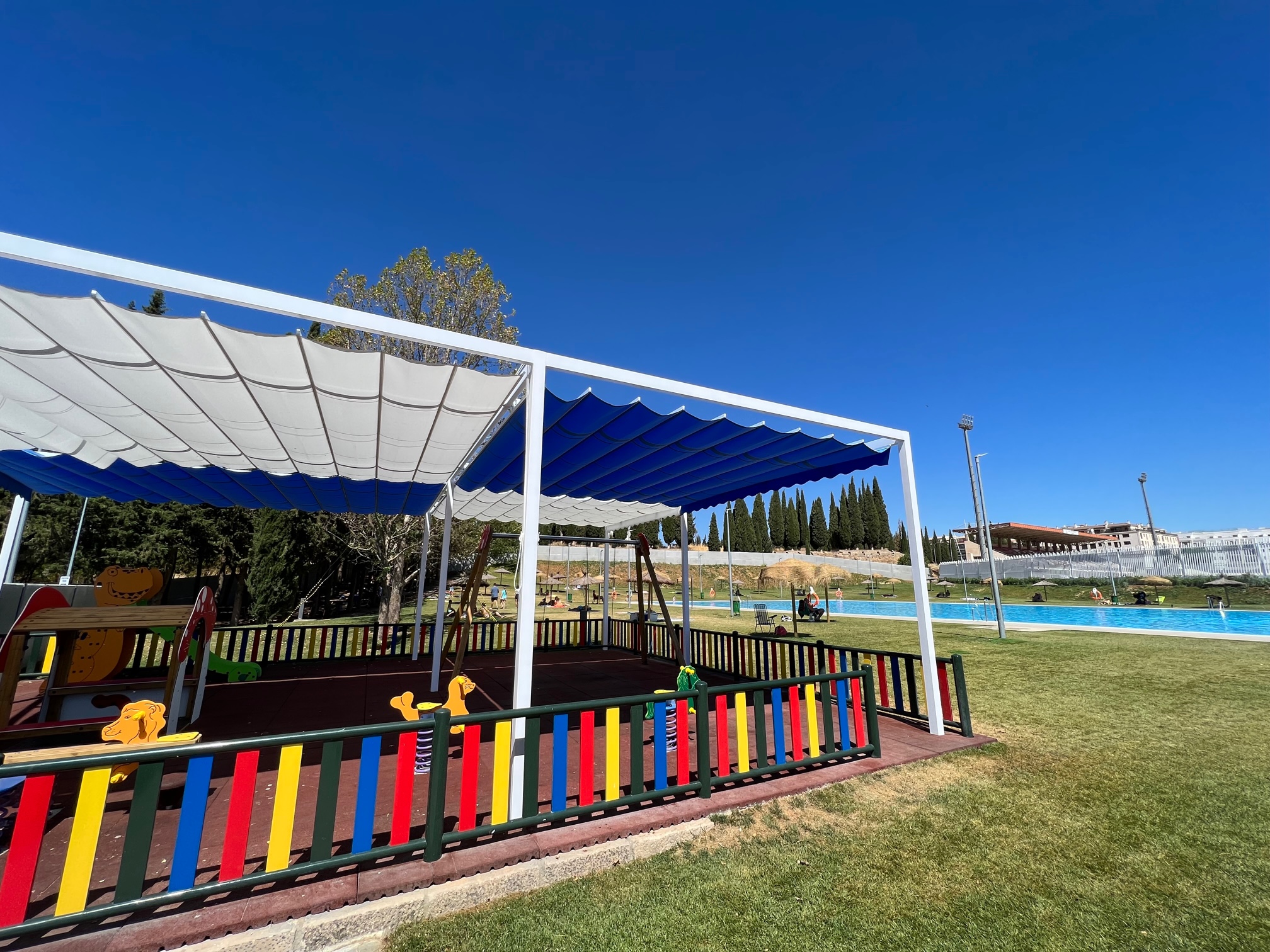 Los toldos están situados en la zona de juegos infantiles.