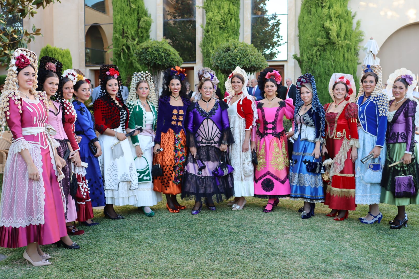 Imagen de todas las Goyescas con sus trajes de Feria.