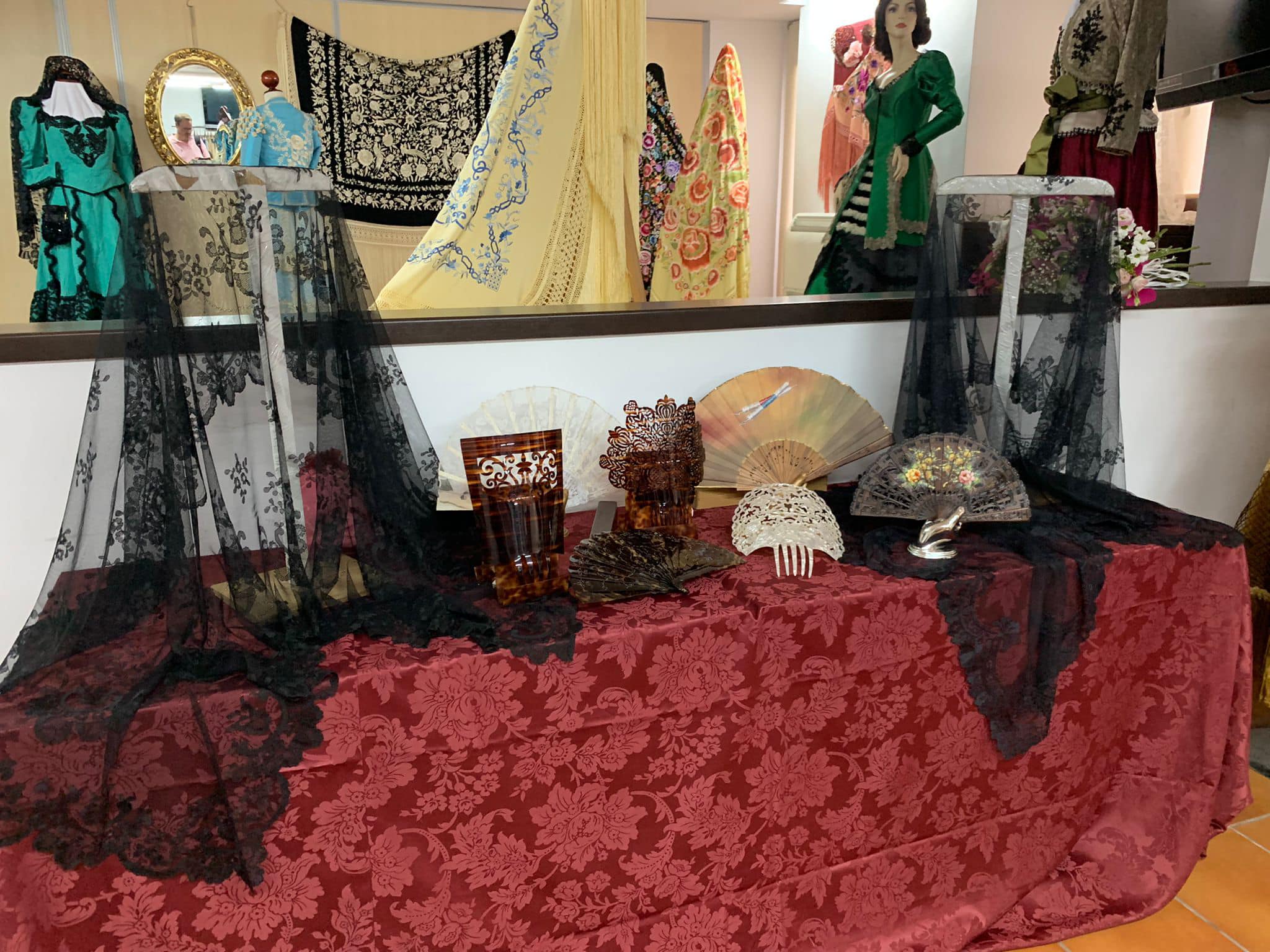Los mantones y mantillas están expuestos en el Convento de Santo Domingo.