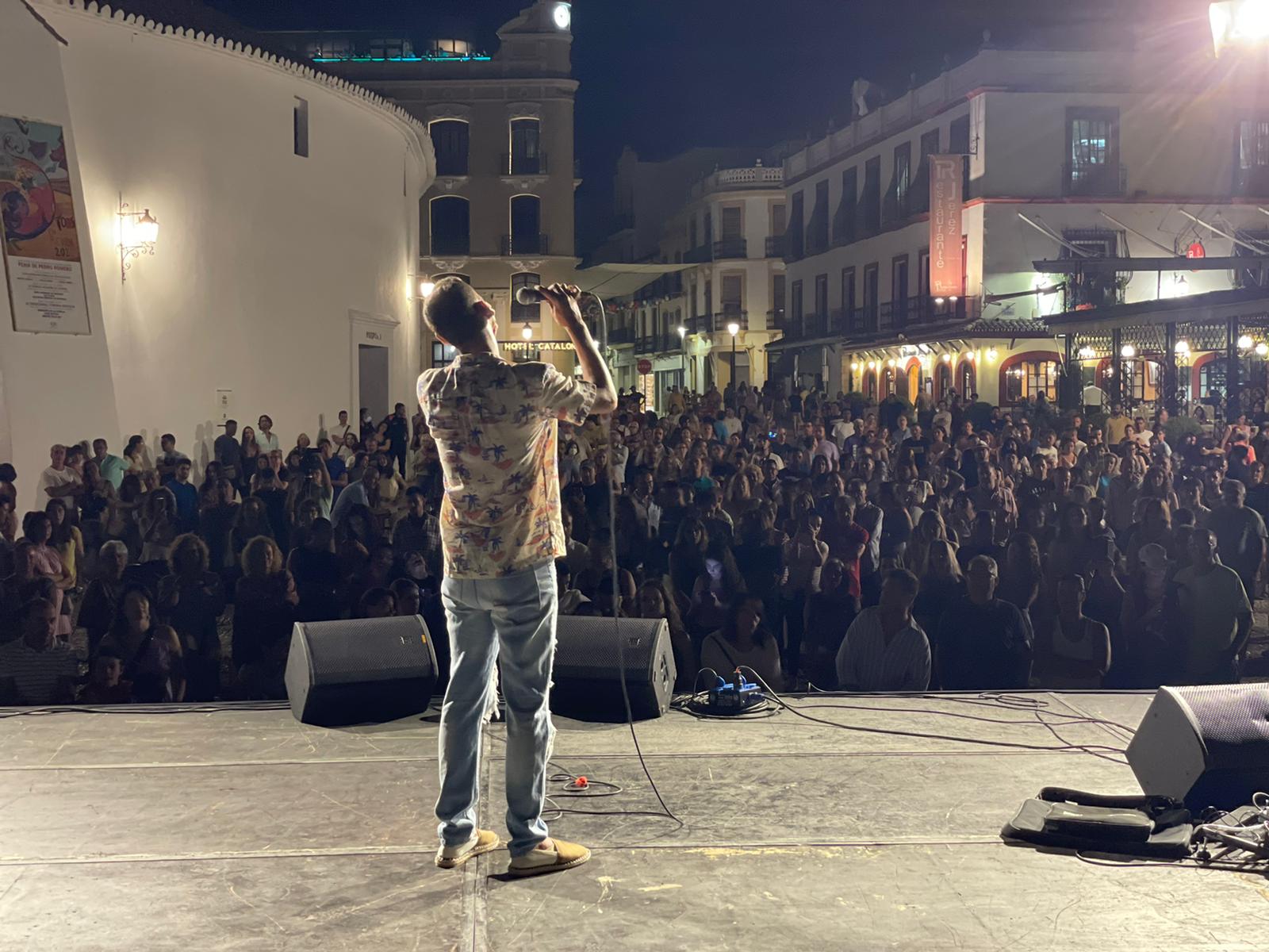 Numeroso público asistió al concierto de Frank Diago.