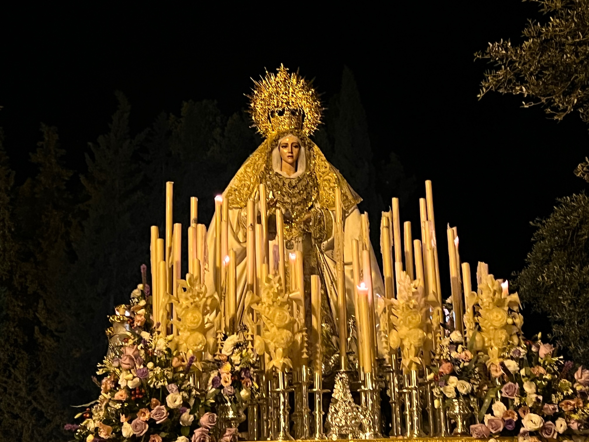 La Virgen de la Paloma se luce por las calles en un día histórico para la hermandad