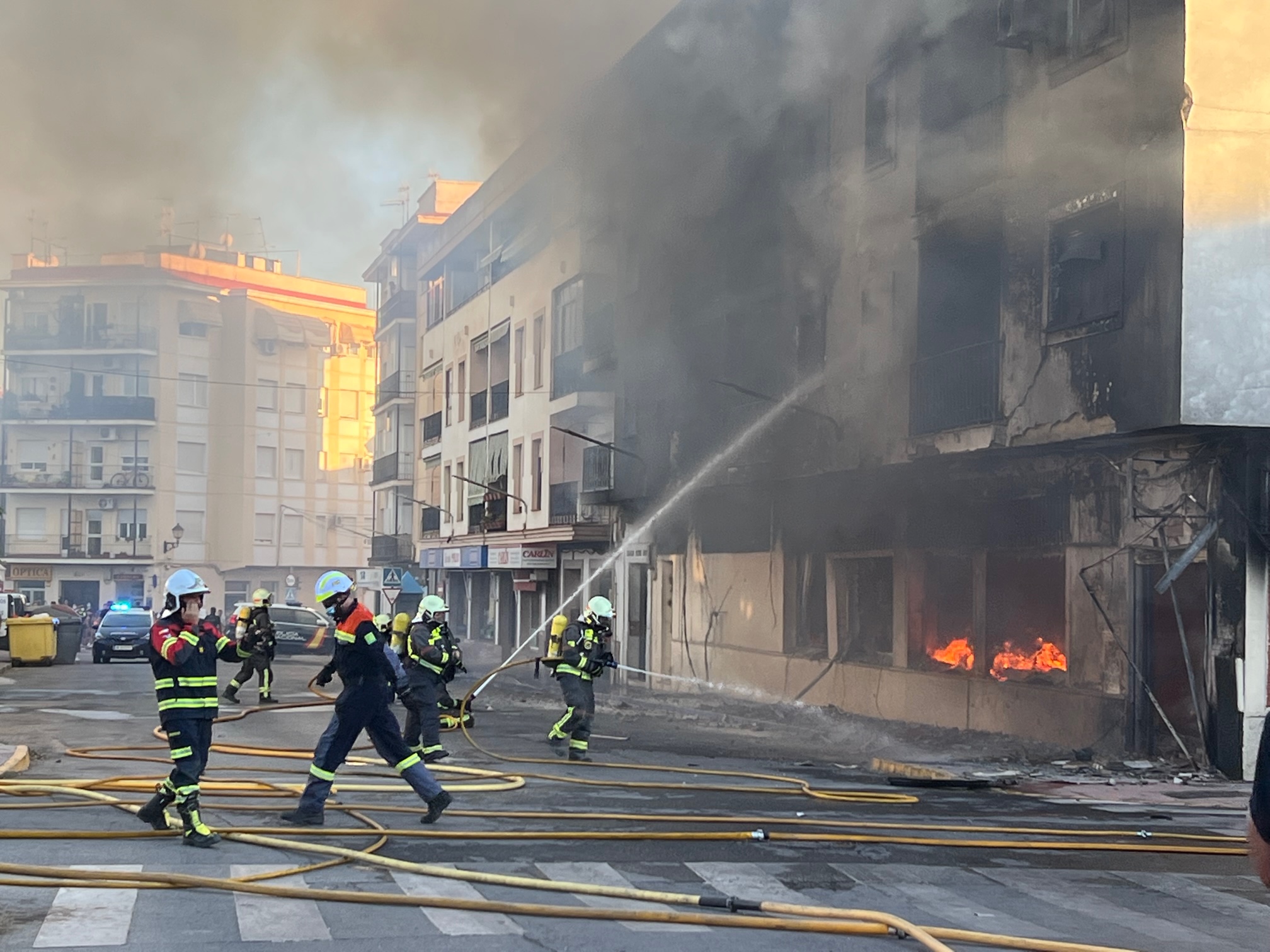 Más de cien personas participaron en la extinción del incendio.