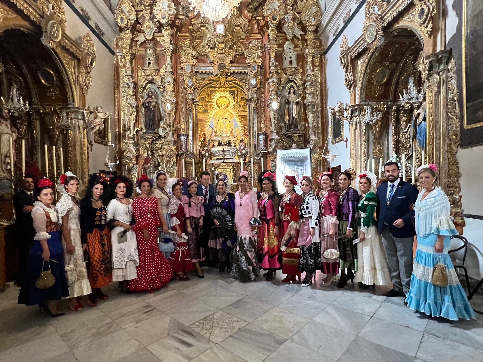 Miembros de la Corporación Municipal en la ofrenda floral a la Patrona, la Virgen de la Paz.