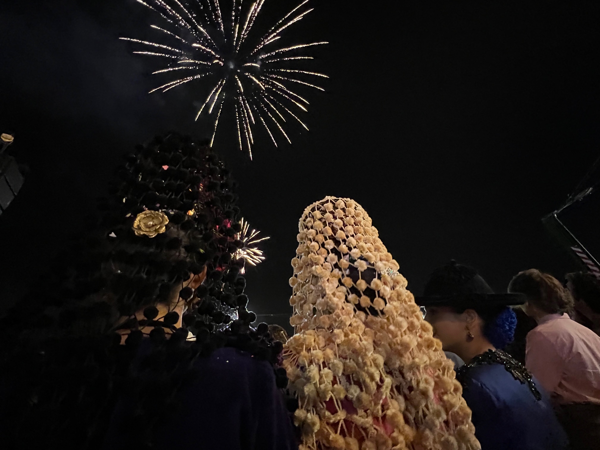 Las Goyescas y los fuegos artificiales fuero los protagonistas en el inicio de Feria.