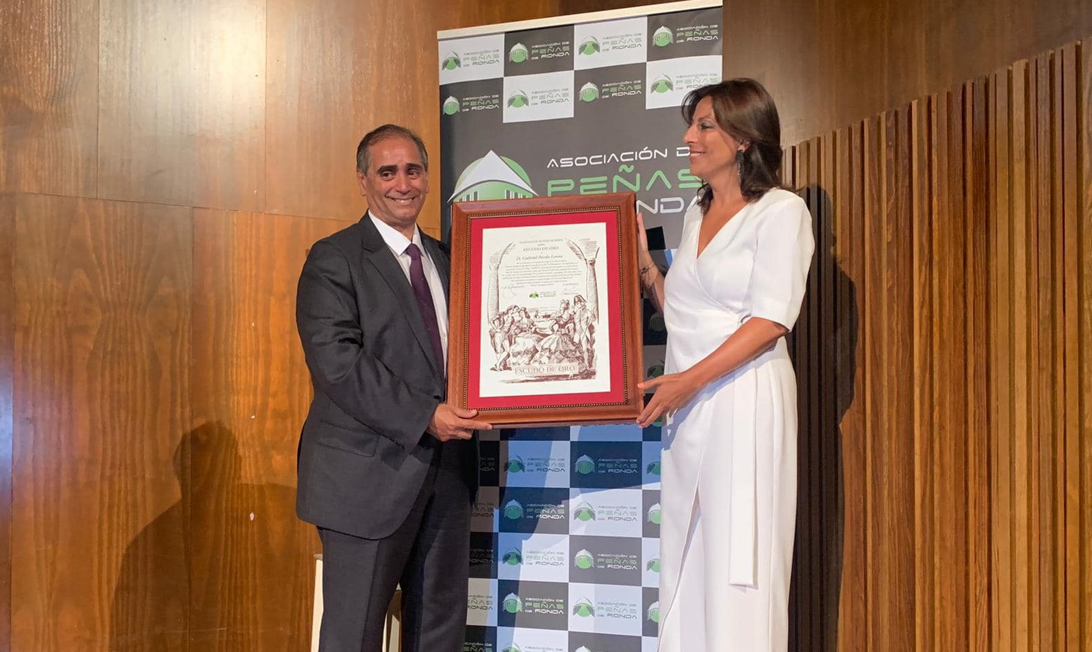 Momento en el que la alcaldesa entrega el 'Escudo de oro' a Gabriel Pardo.