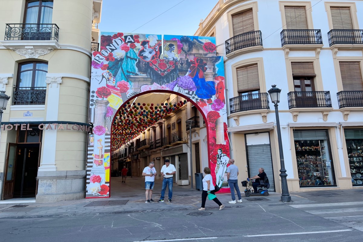 La portada de Feria ya luce en la calle de La Bola.