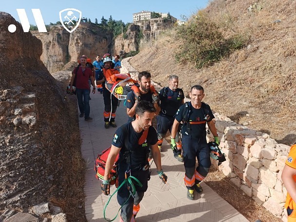 Los bomberos tuvieron que trasladar en camilla al turista accidentado en el Tajo.