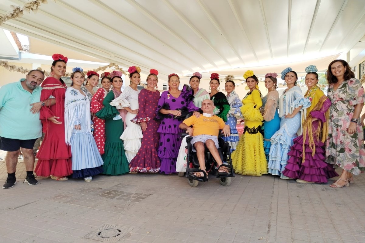 Momento e la visita de las Goyescas a uno de los colectivos de acción social de Ronda.