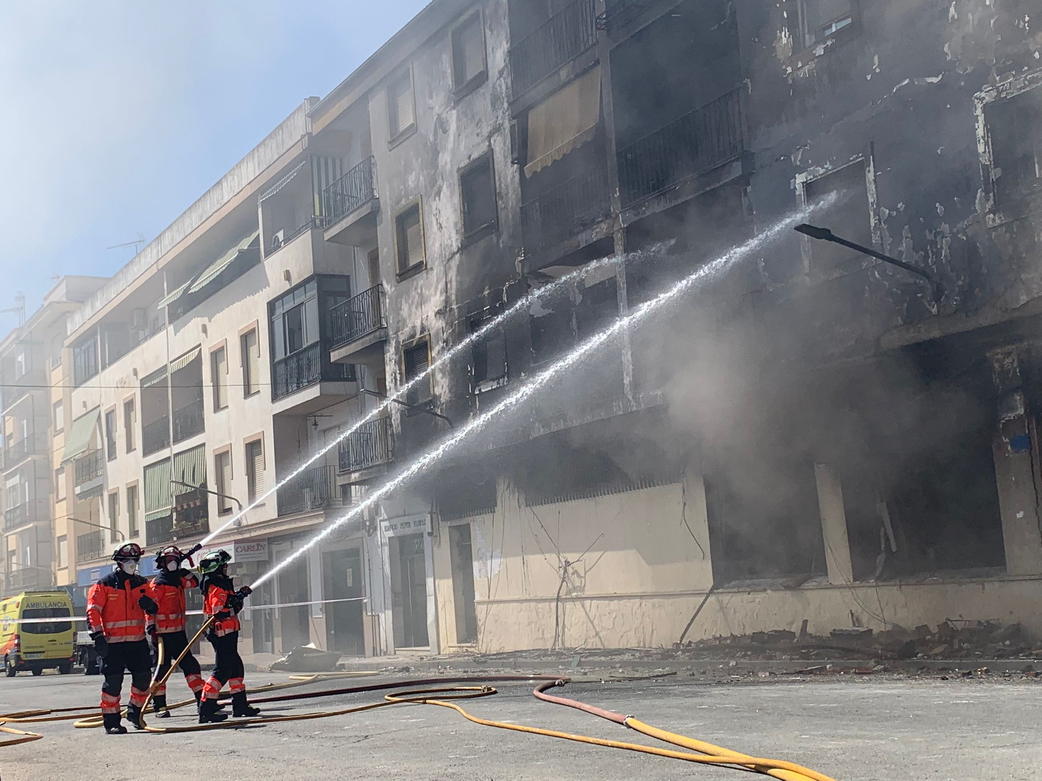 Los bomberos siguen refrescando durante este viernes el bloque incendiado.