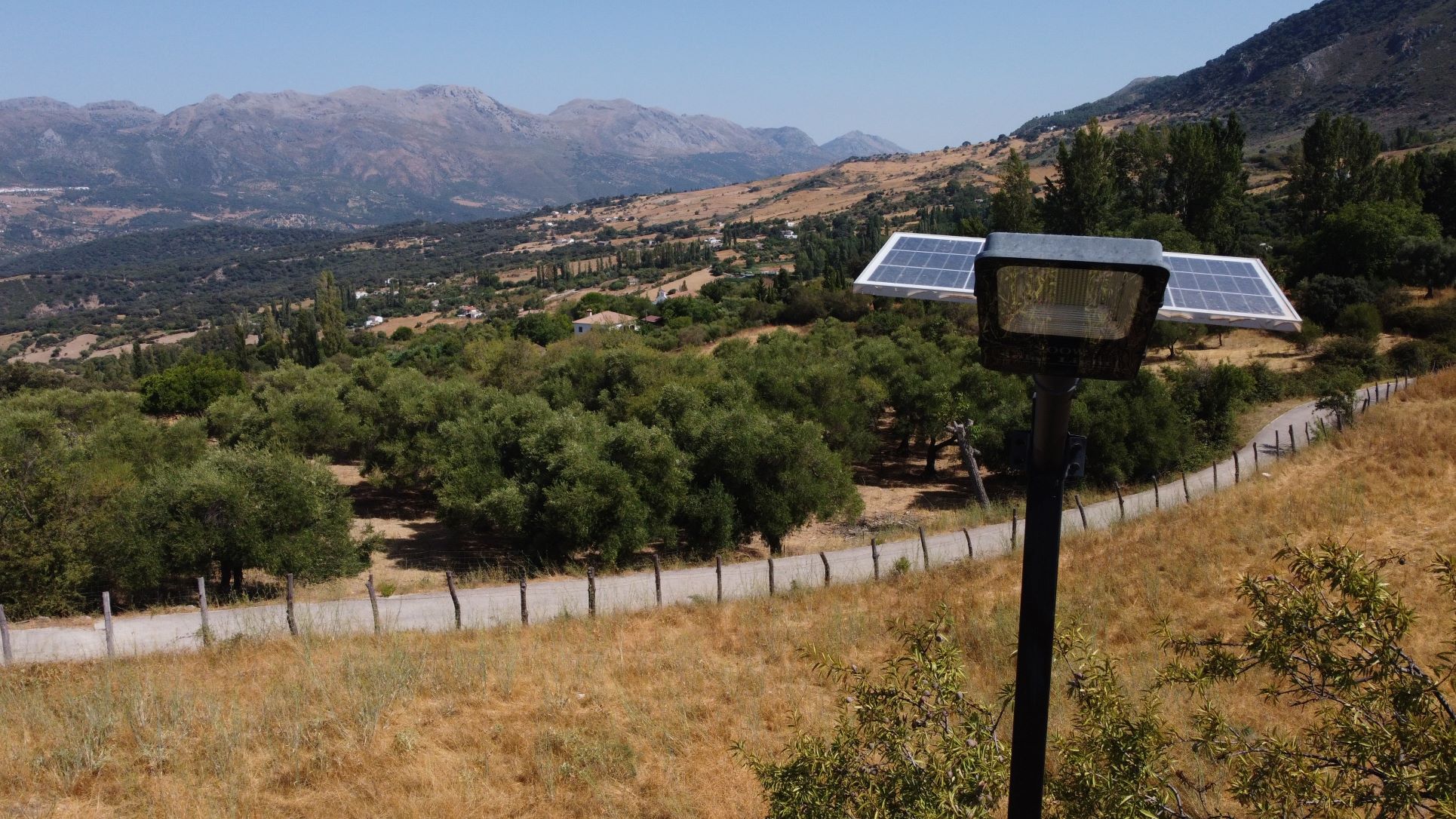 Algatocín instala un sistema de alumbrado solar en la pedanía de Salitre