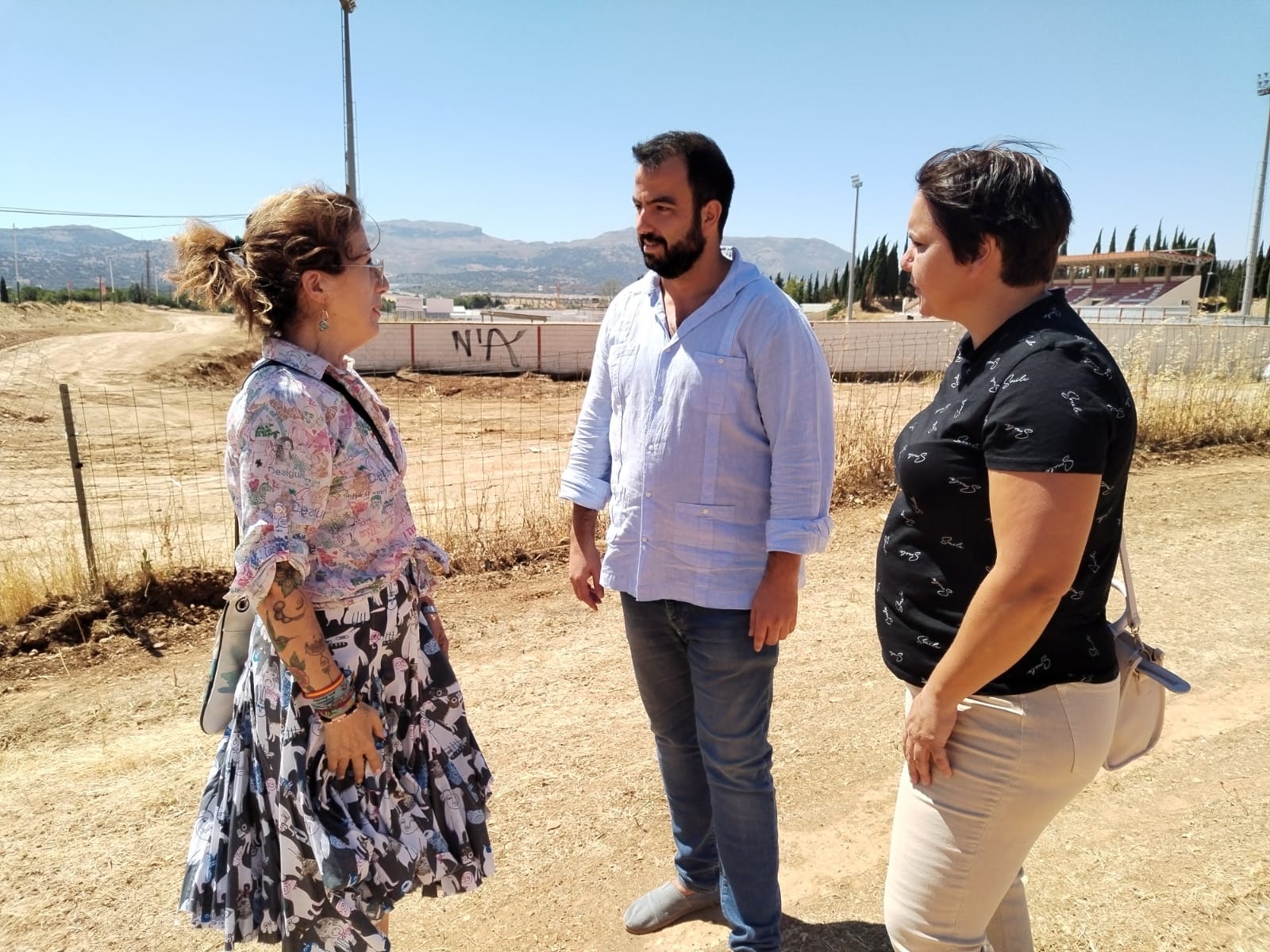 El concejal de tráfico junto a los responsables de los colectivos sociales.