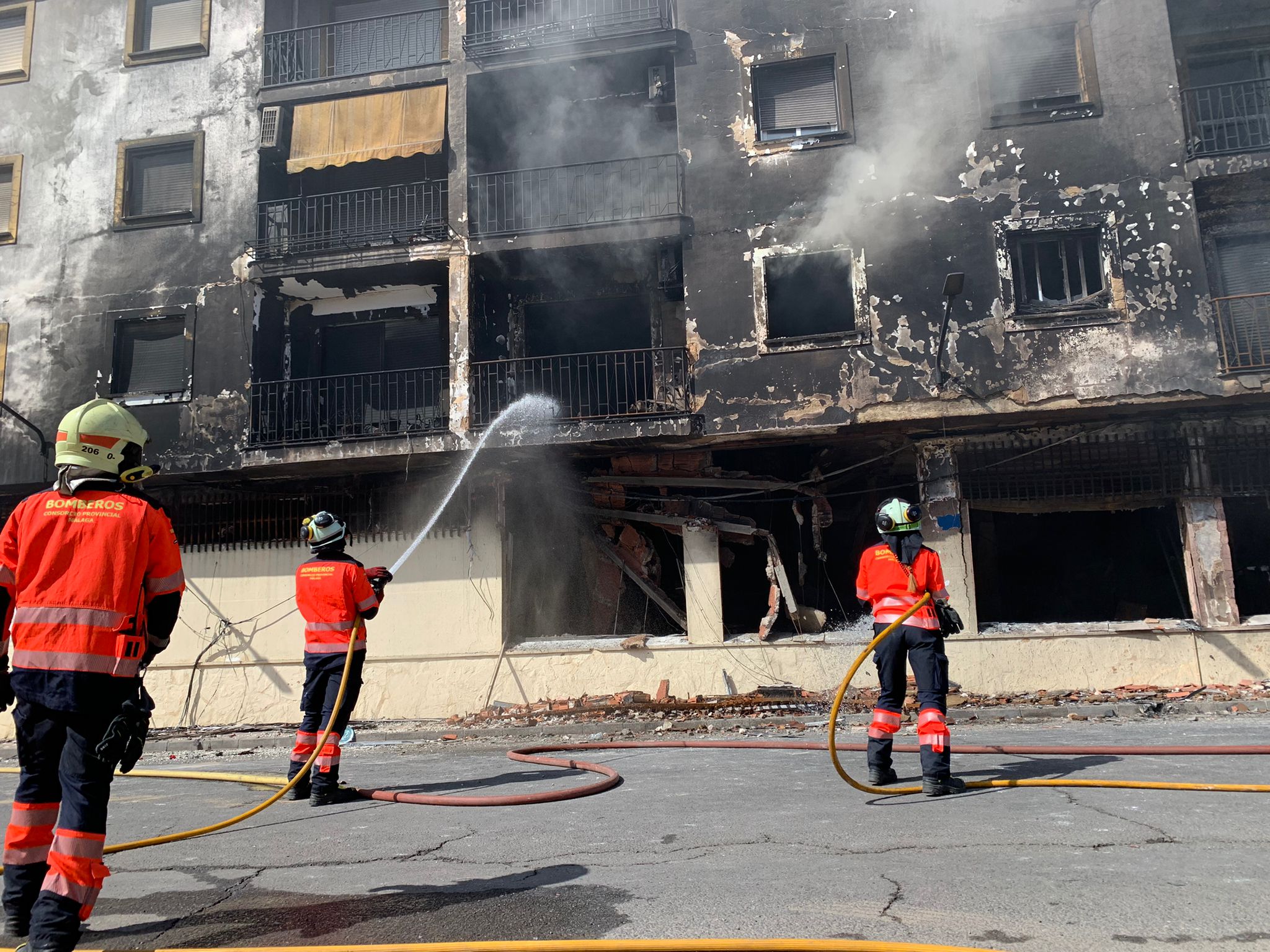 Los bomberos aún siguen trabajando en la zona del incendio.