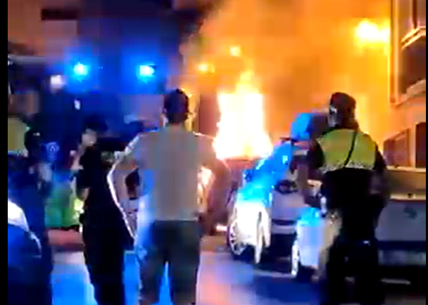Momento en el que intervinieron los bomberos y los policías para apagar el fuego.