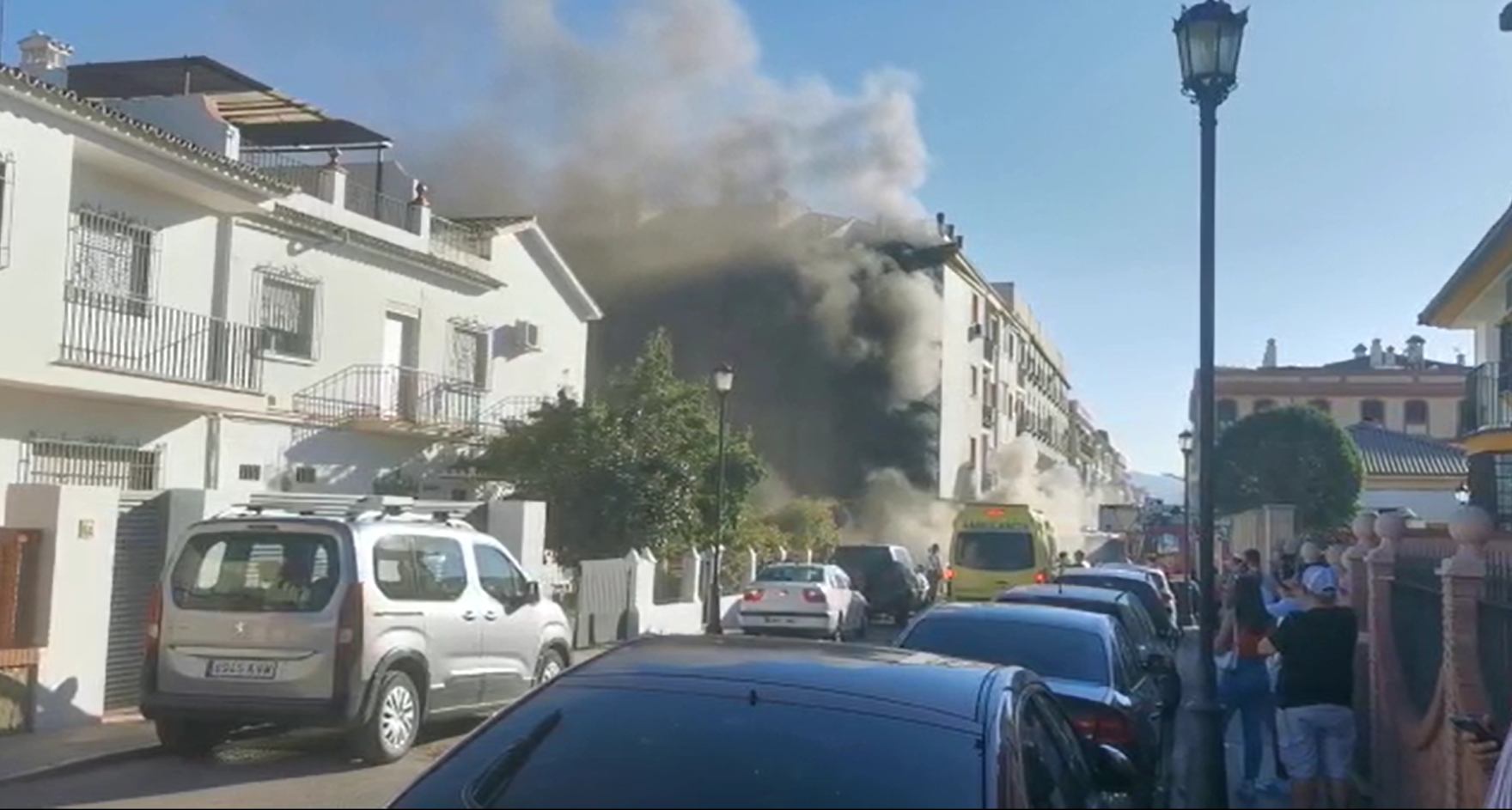 Algunos vecinos han sido evacuados por seguridad ya que el humo se ha extendido rápidamente.