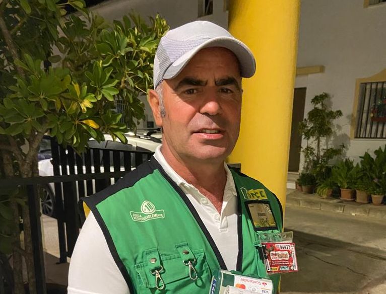 El vendedor se ha mostrado muy satisfecho al dar estos premios.